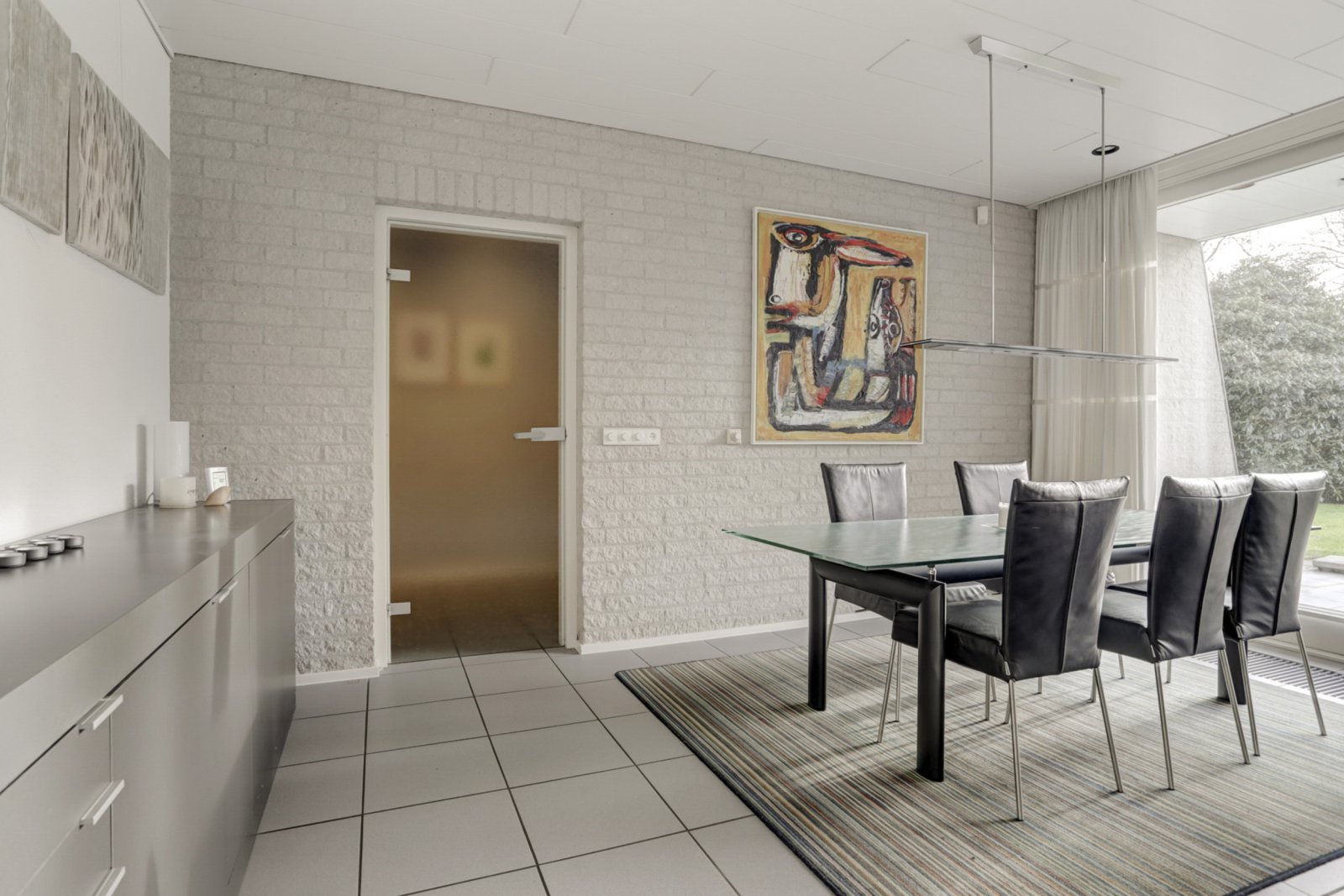 ***Europa-Makler*** heißt Sie herzlich willkommen in dieser exklusiven, freistehenden Architektenvilla mit Garage