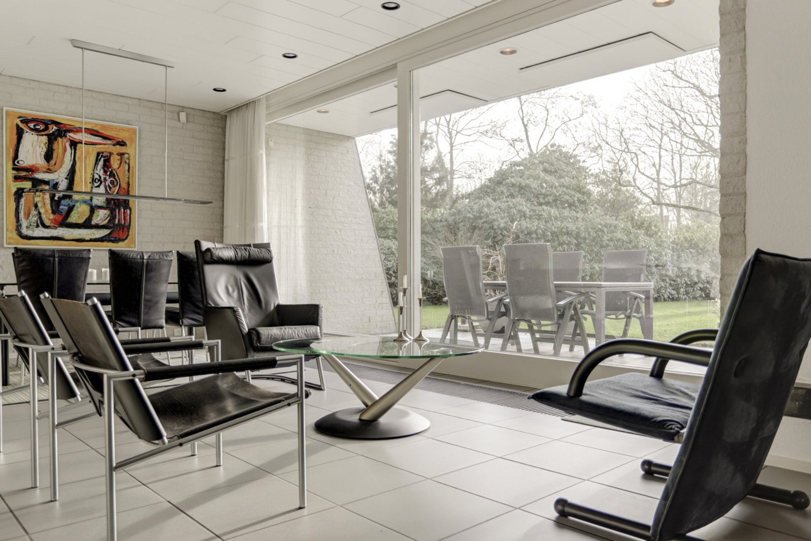 ***Europa-Makler*** heißt Sie herzlich willkommen in dieser exklusiven, freistehenden Architektenvilla mit Garage