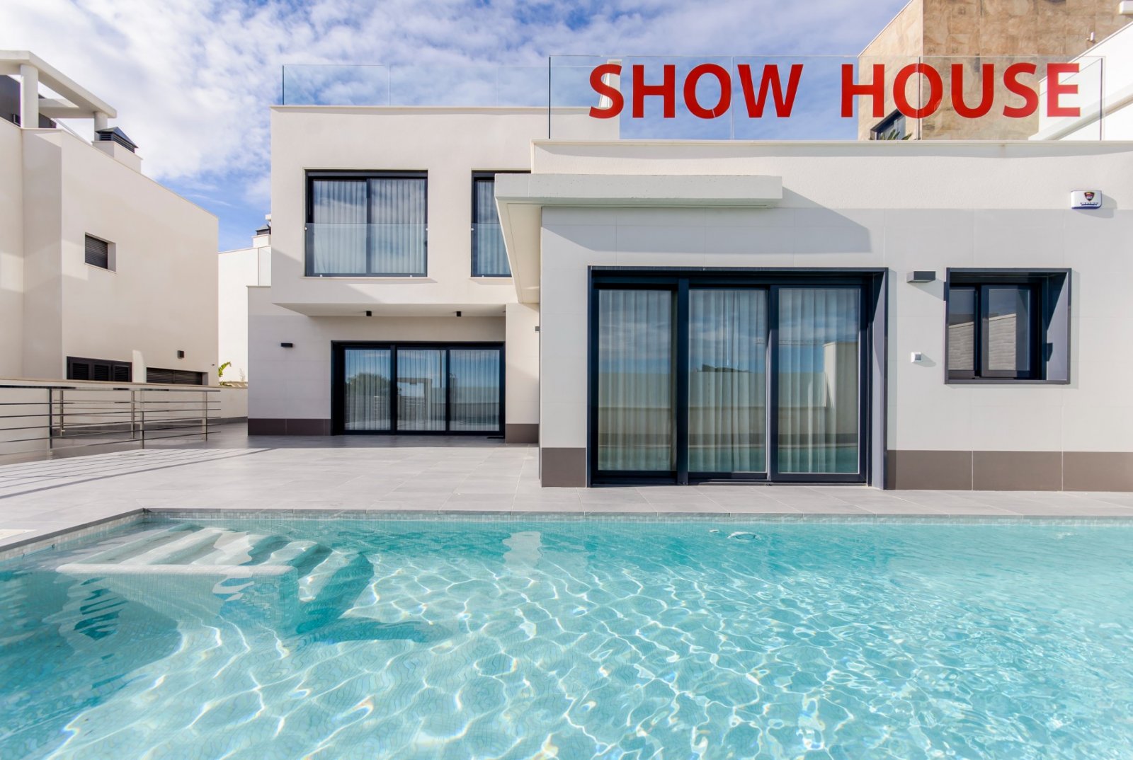 
Entdecken Sie das exklusive Modell Penelope, eine moderne Villa mit 3 Schlafzimmern, 3 Badezimmern und einer bebauten Fläche von 194 m².&#