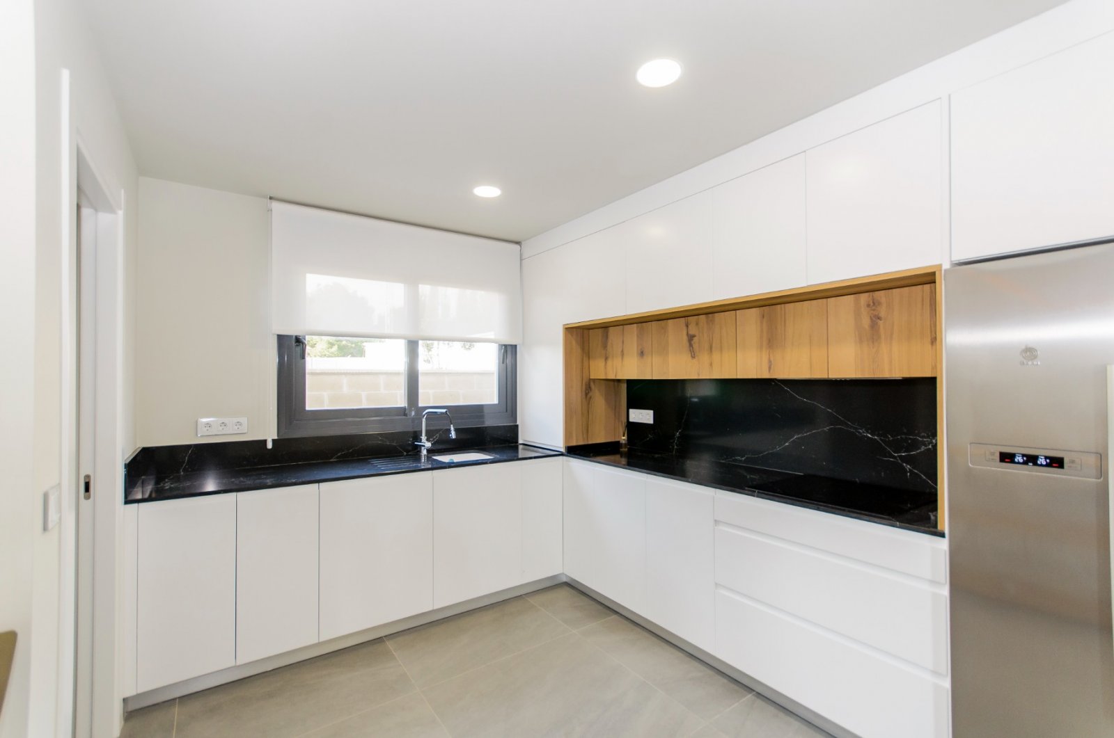 
Entdecken Sie das exklusive Modell Penelope, eine moderne Villa mit 3 Schlafzimmern, 3 Badezimmern und einer bebauten Fläche von 194 m².&#