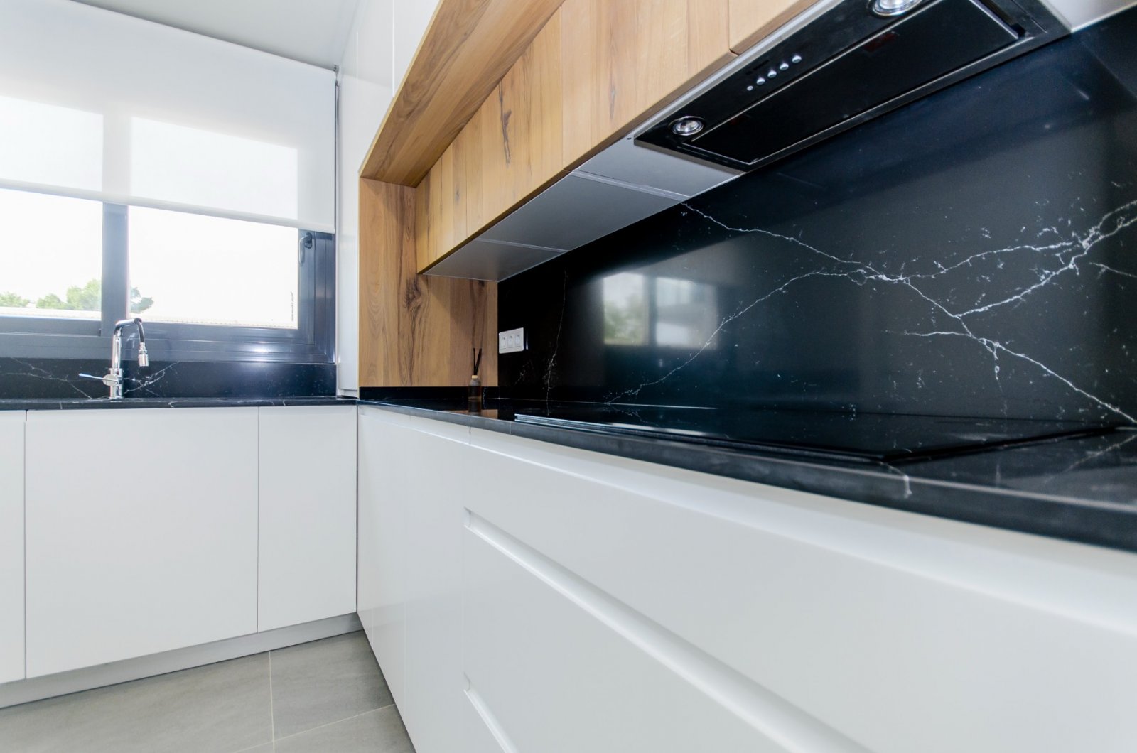 
Entdecken Sie das exklusive Modell Penelope, eine moderne Villa mit 3 Schlafzimmern, 3 Badezimmern und einer bebauten Fläche von 194 m².&#