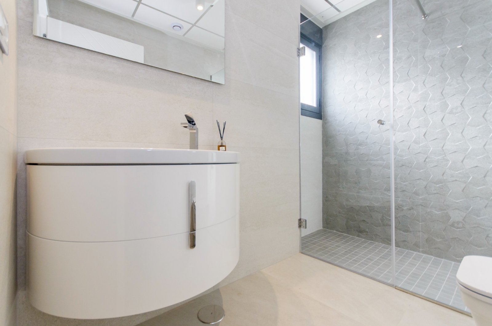 
Entdecken Sie das exklusive Modell Penelope, eine moderne Villa mit 3 Schlafzimmern, 3 Badezimmern und einer bebauten Fläche von 194 m².&#