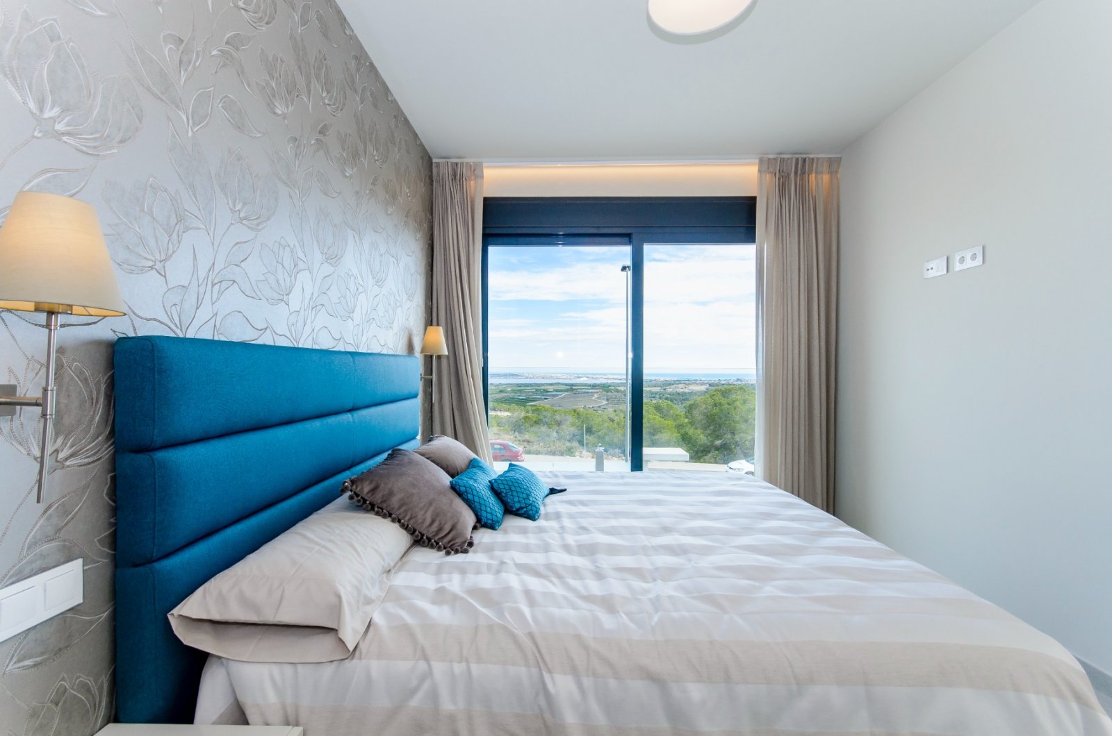 
Entdecken Sie das exklusive Modell Penelope, eine moderne Villa mit 3 Schlafzimmern, 3 Badezimmern und einer bebauten Fläche von 194 m².&#