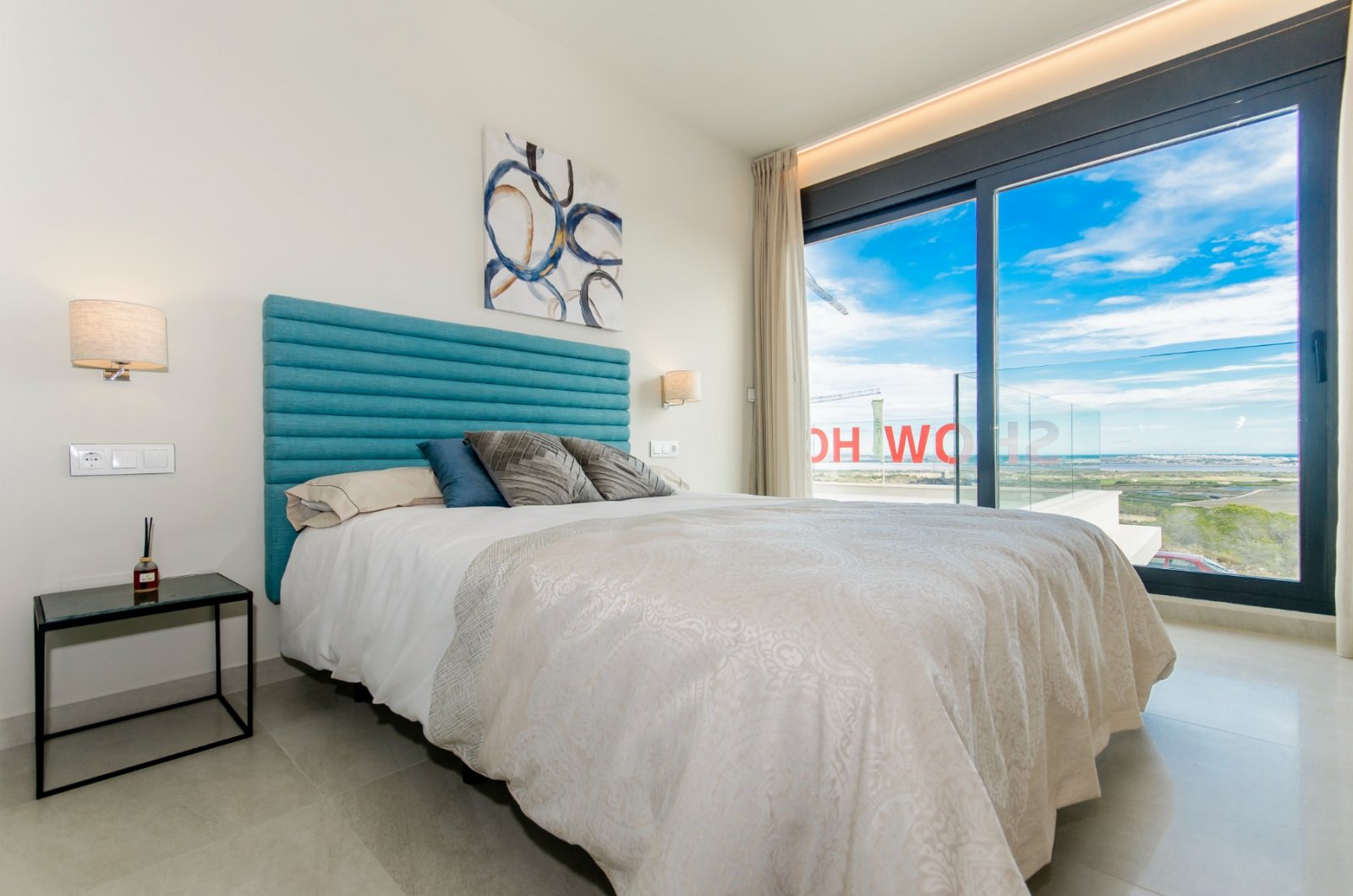 
Entdecken Sie das exklusive Modell Penelope, eine moderne Villa mit 3 Schlafzimmern, 3 Badezimmern und einer bebauten Fläche von 194 m².&#