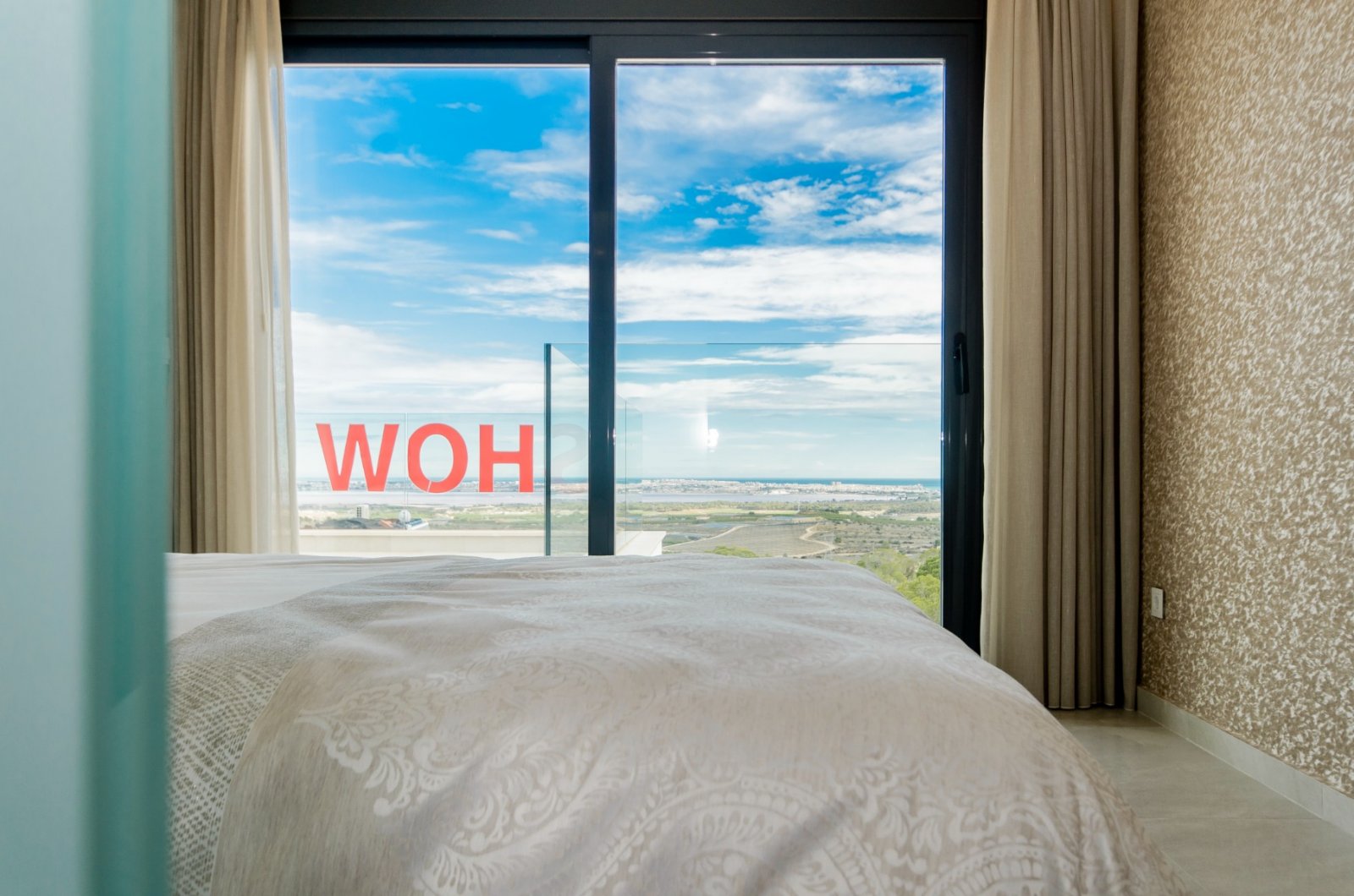 
Entdecken Sie das exklusive Modell Penelope, eine moderne Villa mit 3 Schlafzimmern, 3 Badezimmern und einer bebauten Fläche von 194 m².&#