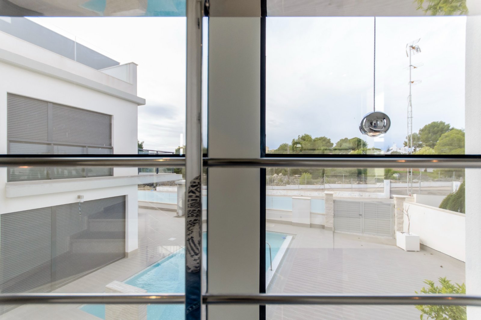 
Entdecken Sie das exklusive Modell Penelope, eine moderne Villa mit 3 Schlafzimmern, 3 Badezimmern und einer bebauten Fläche von 194 m².&#