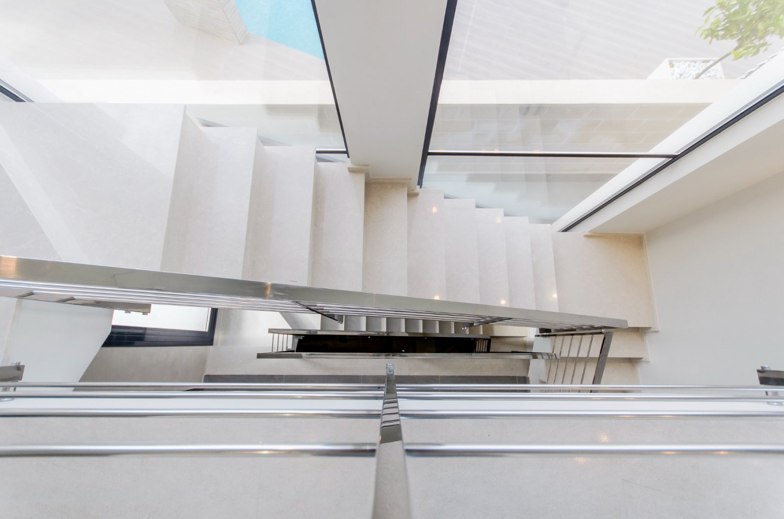 
Entdecken Sie das exklusive Modell Penelope, eine moderne Villa mit 3 Schlafzimmern, 3 Badezimmern und einer bebauten Fläche von 194 m².&#