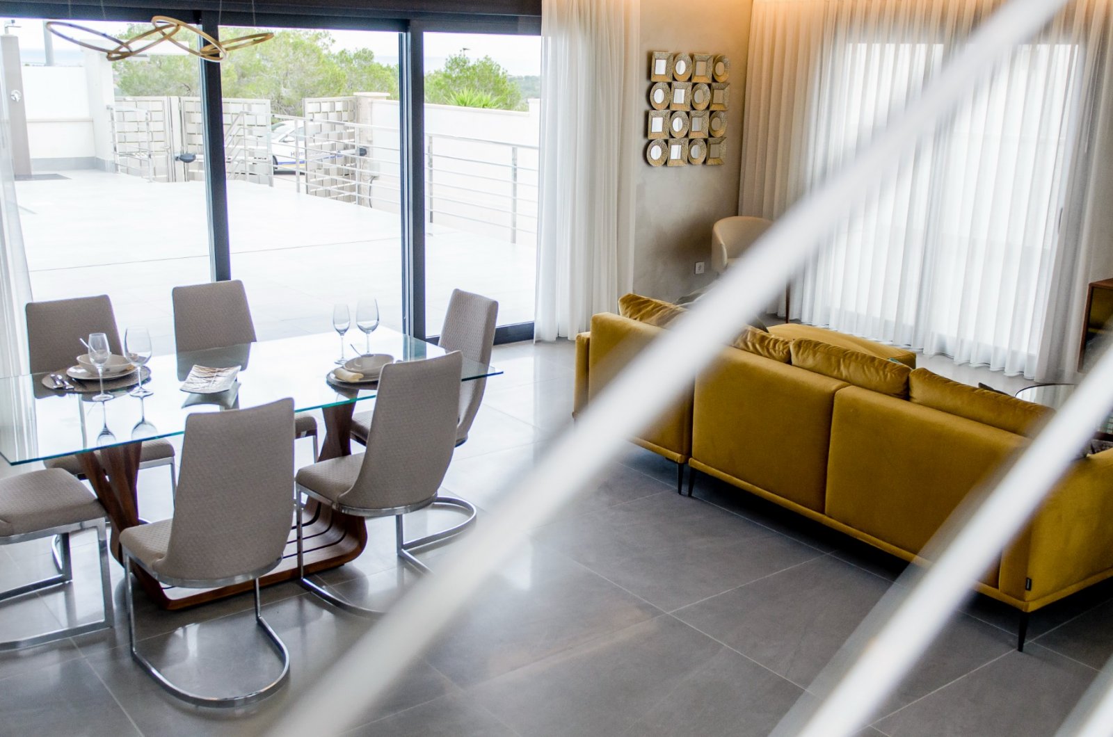 
Entdecken Sie das exklusive Modell Penelope, eine moderne Villa mit 3 Schlafzimmern, 3 Badezimmern und einer bebauten Fläche von 194 m².&#