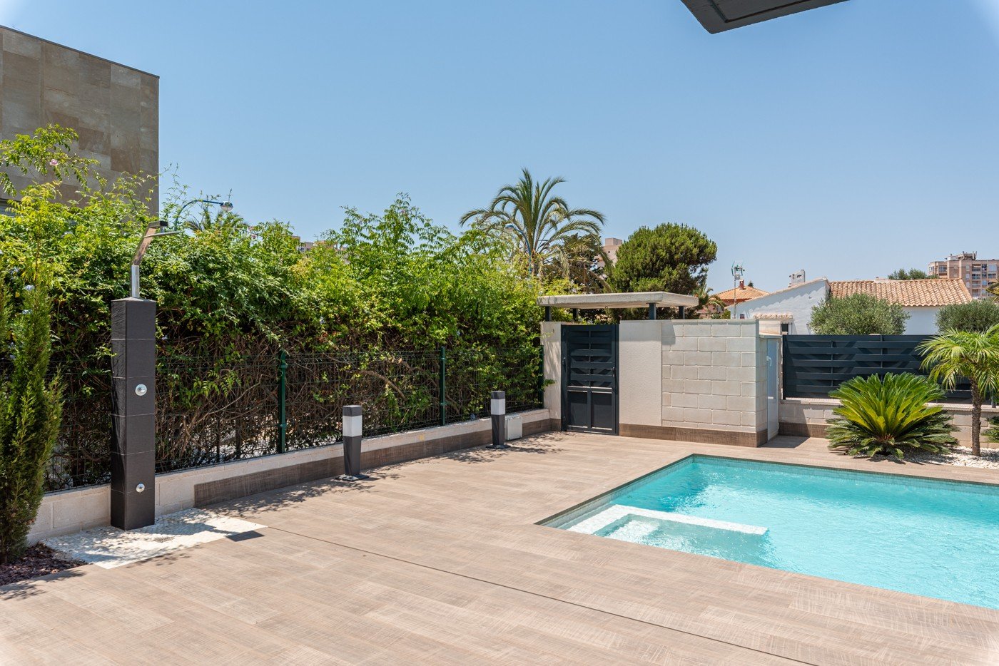 Stellen Sie sich vor, Sie würden jeden Tag in dieser beeindruckenden, neu erbauten Villa aufwachen, die sich in einer der exklusivsten und ruhigsten