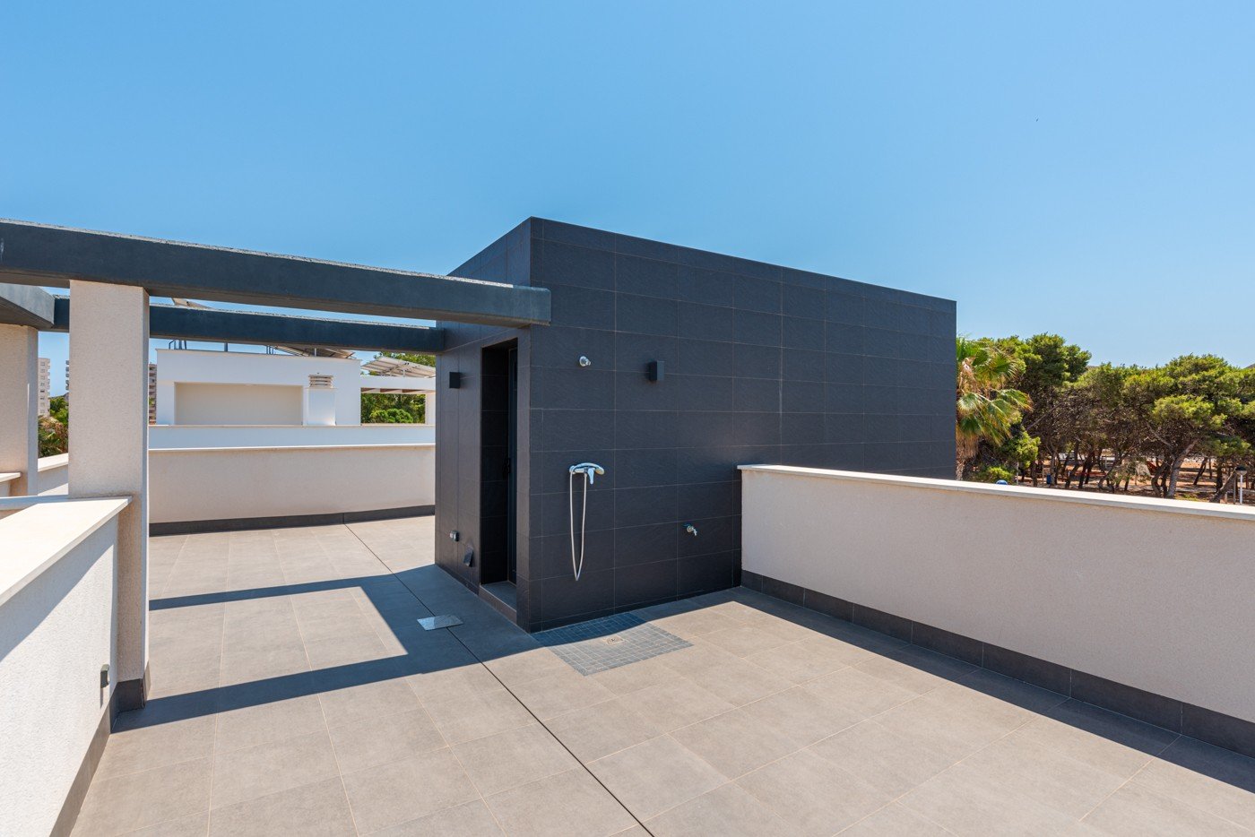 Stellen Sie sich vor, Sie würden jeden Tag in dieser beeindruckenden, neu erbauten Villa aufwachen, die sich in einer der exklusivsten und ruhigsten