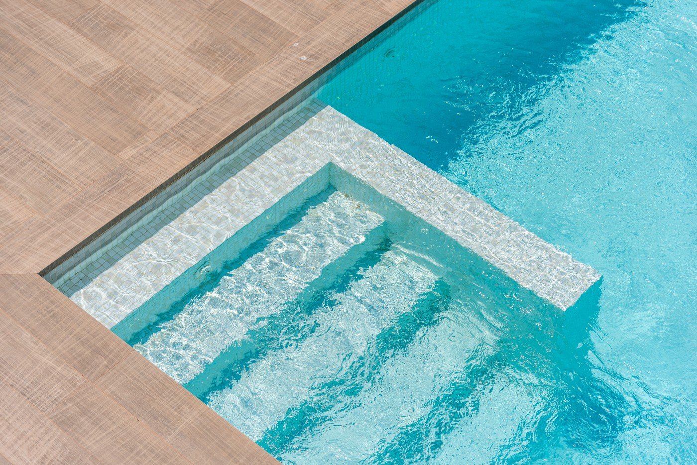 Stellen Sie sich vor, Sie würden jeden Tag in dieser beeindruckenden, neu erbauten Villa aufwachen, die sich in einer der exklusivsten und ruhigsten