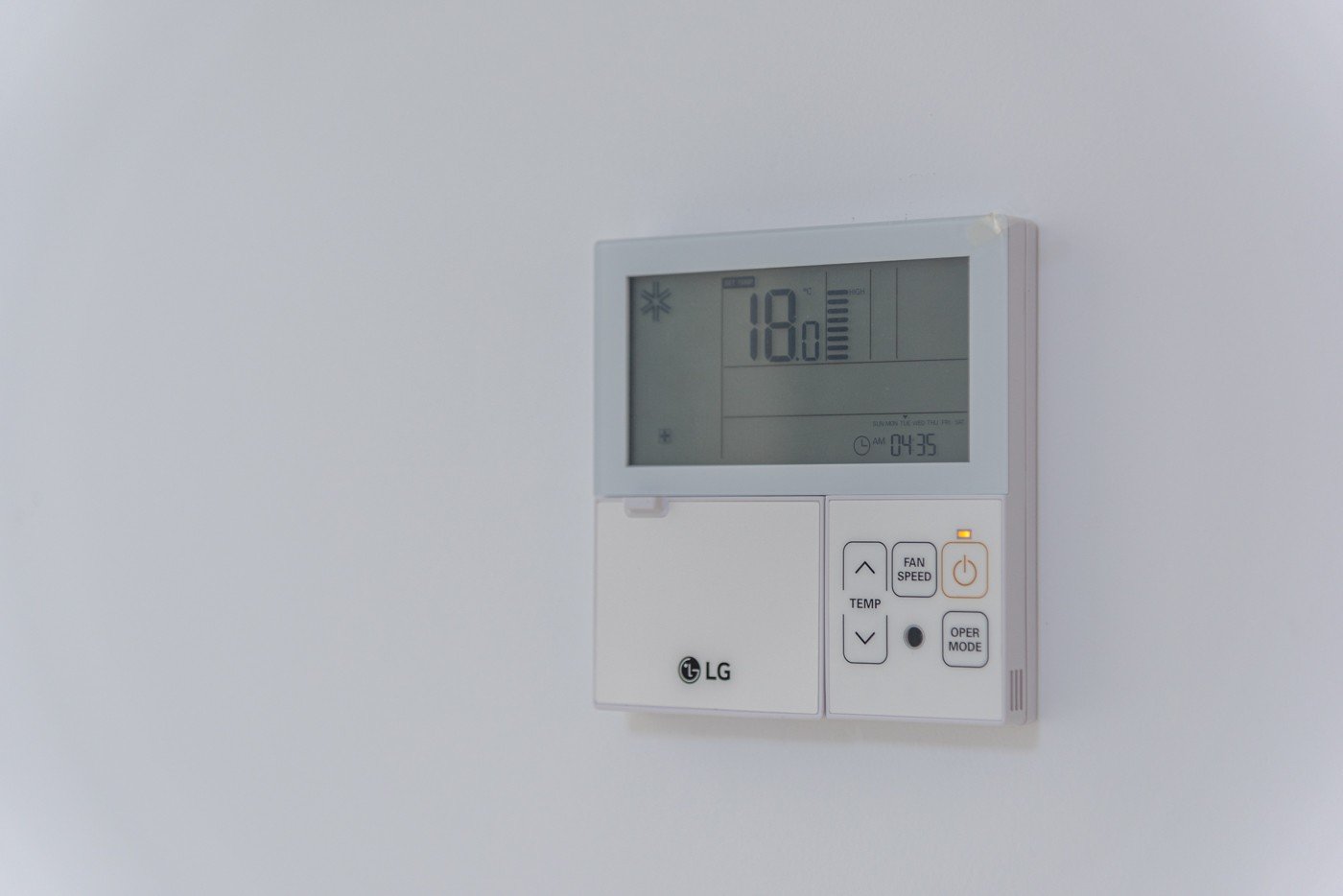 Stellen Sie sich vor, Sie würden jeden Tag in dieser beeindruckenden, neu erbauten Villa aufwachen, die sich in einer der exklusivsten und ruhigsten