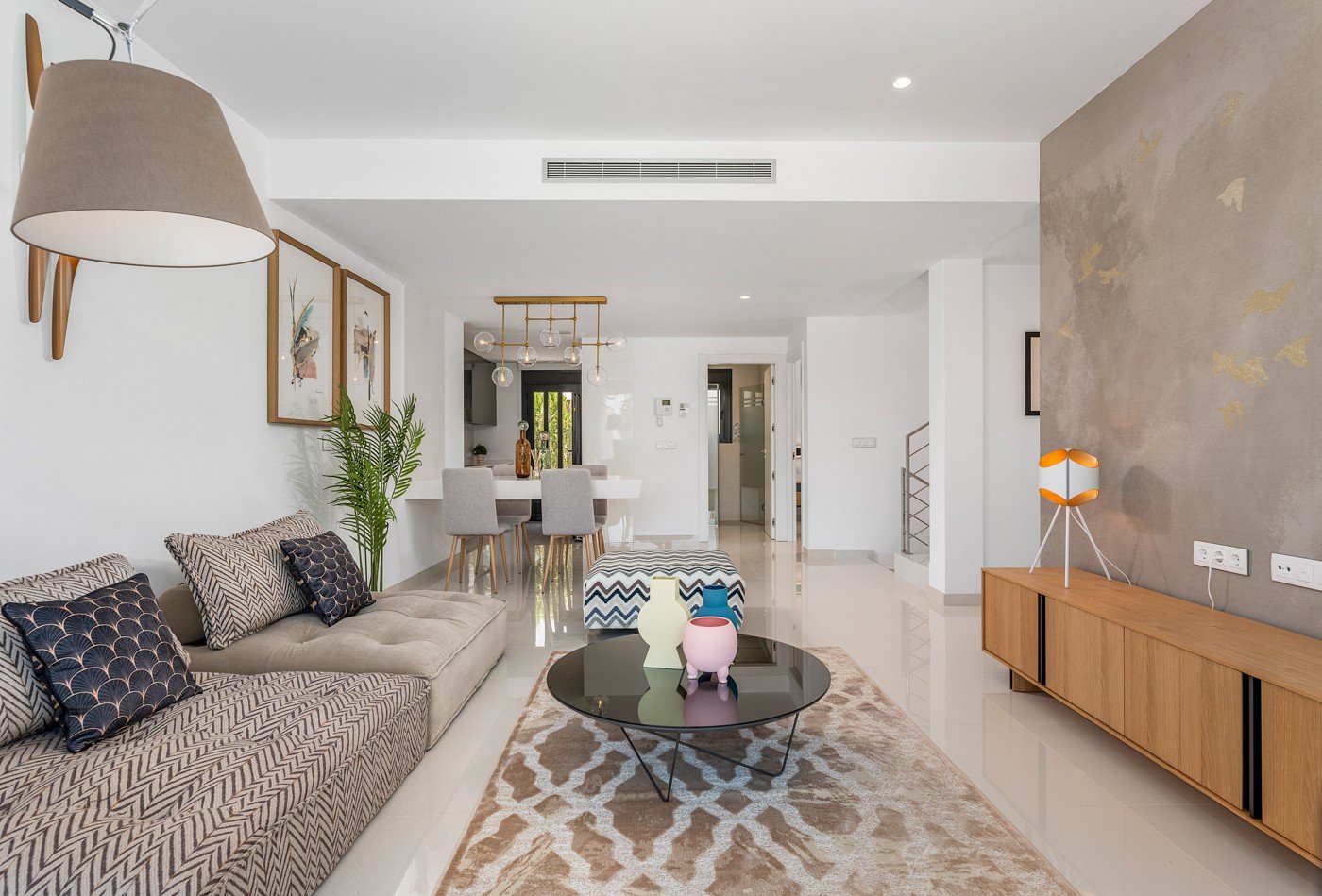 Stellen Sie sich vor, Sie würden jeden Tag in dieser beeindruckenden, neu erbauten Villa aufwachen, die sich in einer der exklusivsten und ruhigsten