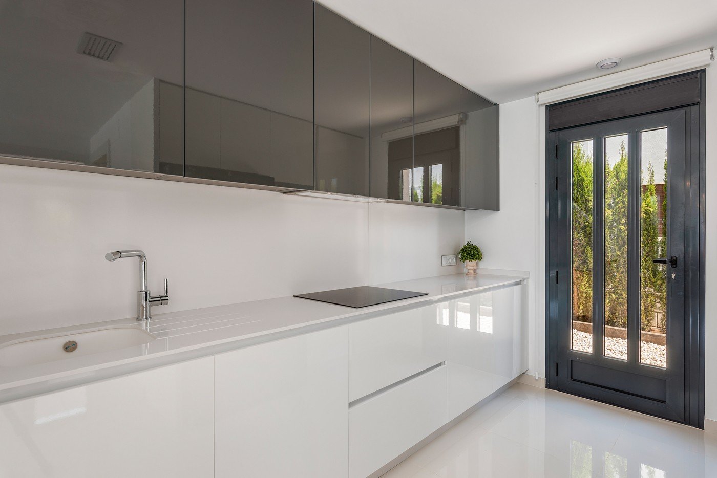 Stellen Sie sich vor, Sie würden jeden Tag in dieser beeindruckenden, neu erbauten Villa aufwachen, die sich in einer der exklusivsten und ruhigsten