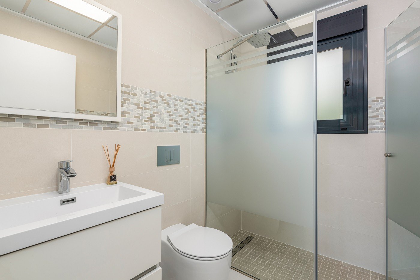 Stellen Sie sich vor, Sie würden jeden Tag in dieser beeindruckenden, neu erbauten Villa aufwachen, die sich in einer der exklusivsten und ruhigsten