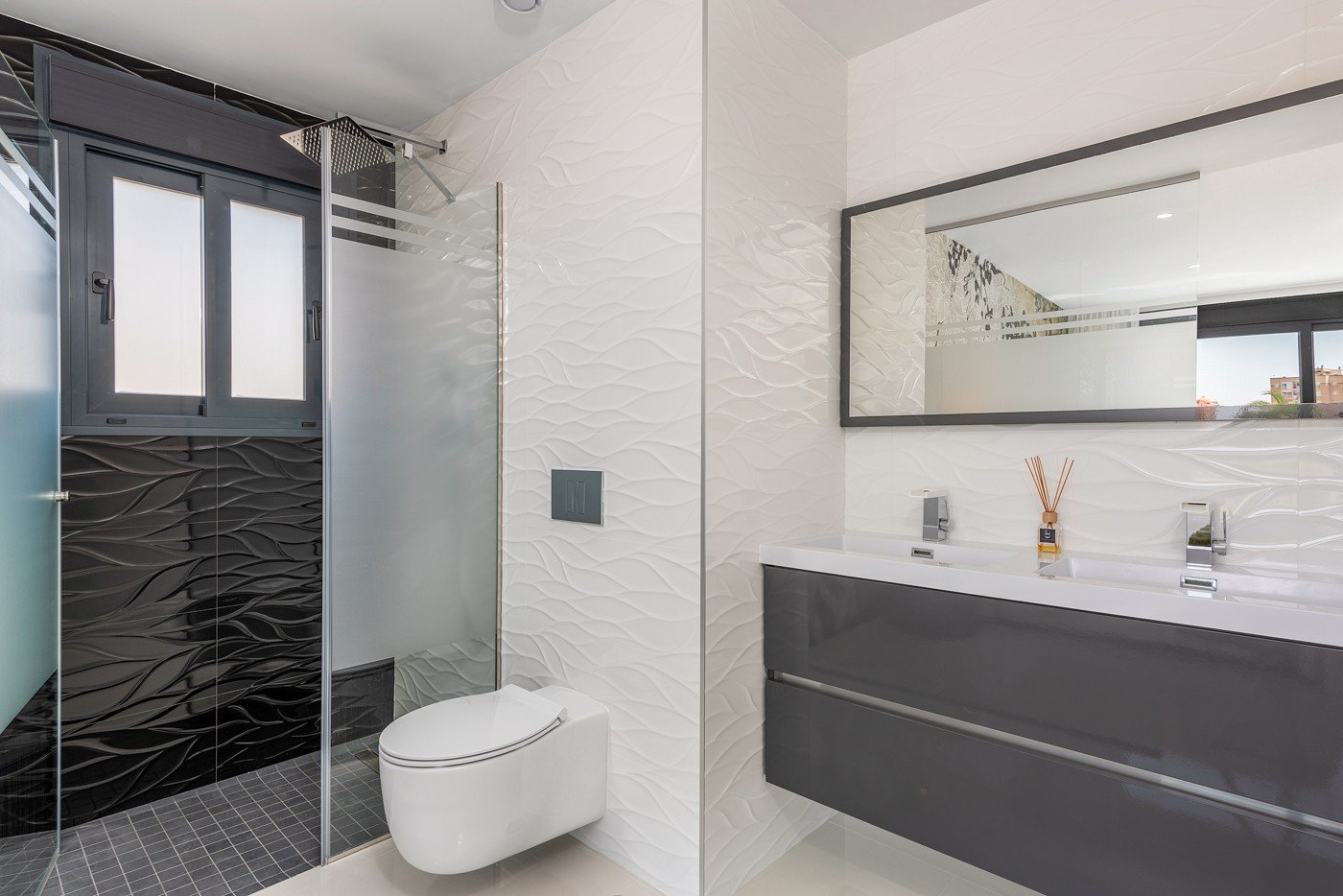 Stellen Sie sich vor, Sie würden jeden Tag in dieser beeindruckenden, neu erbauten Villa aufwachen, die sich in einer der exklusivsten und ruhigsten