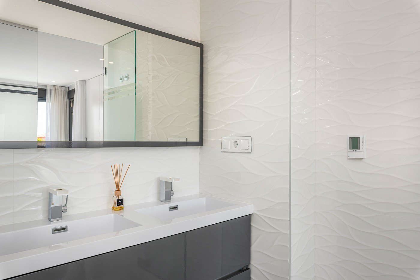 Stellen Sie sich vor, Sie würden jeden Tag in dieser beeindruckenden, neu erbauten Villa aufwachen, die sich in einer der exklusivsten und ruhigsten