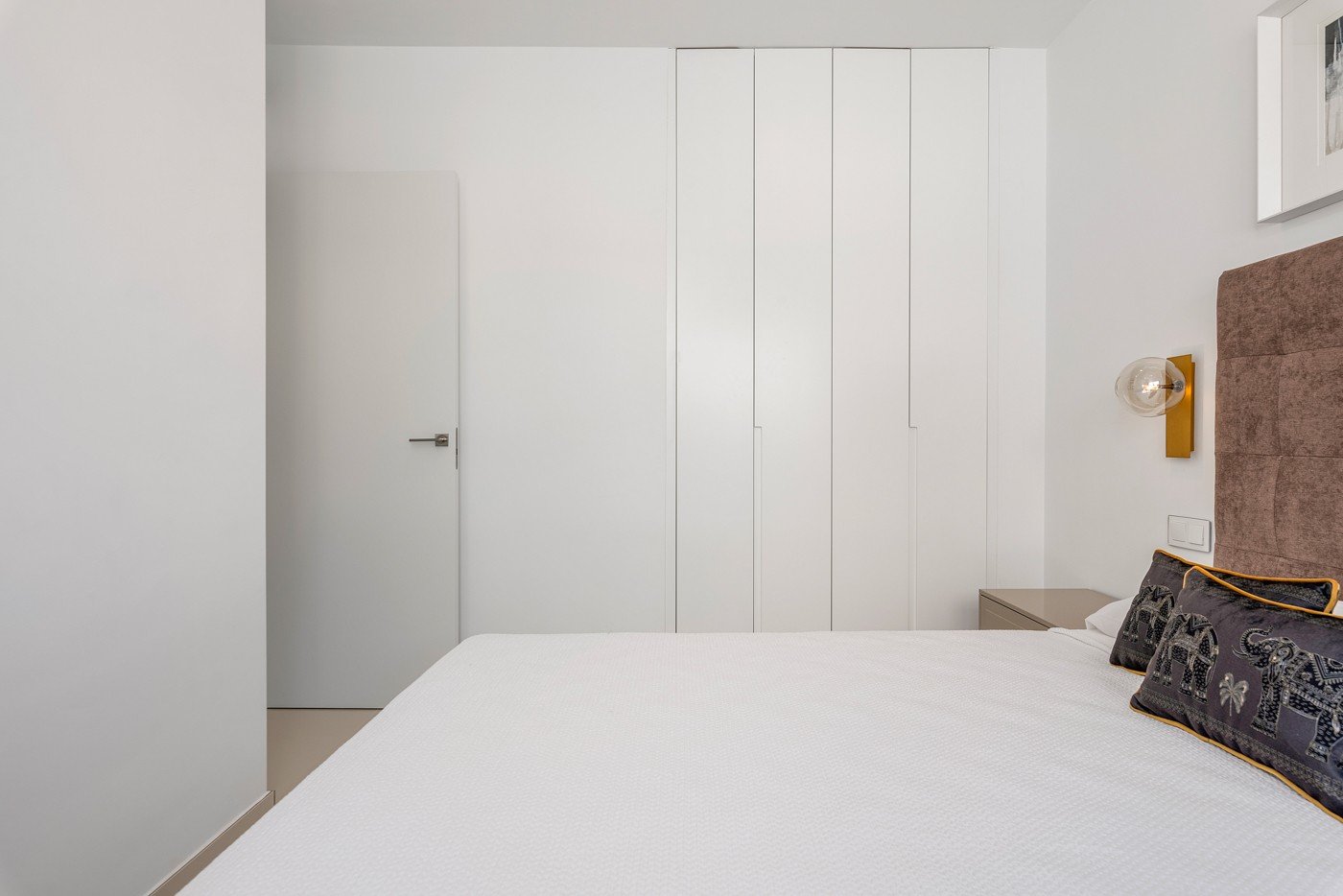 Stellen Sie sich vor, Sie würden jeden Tag in dieser beeindruckenden, neu erbauten Villa aufwachen, die sich in einer der exklusivsten und ruhigsten