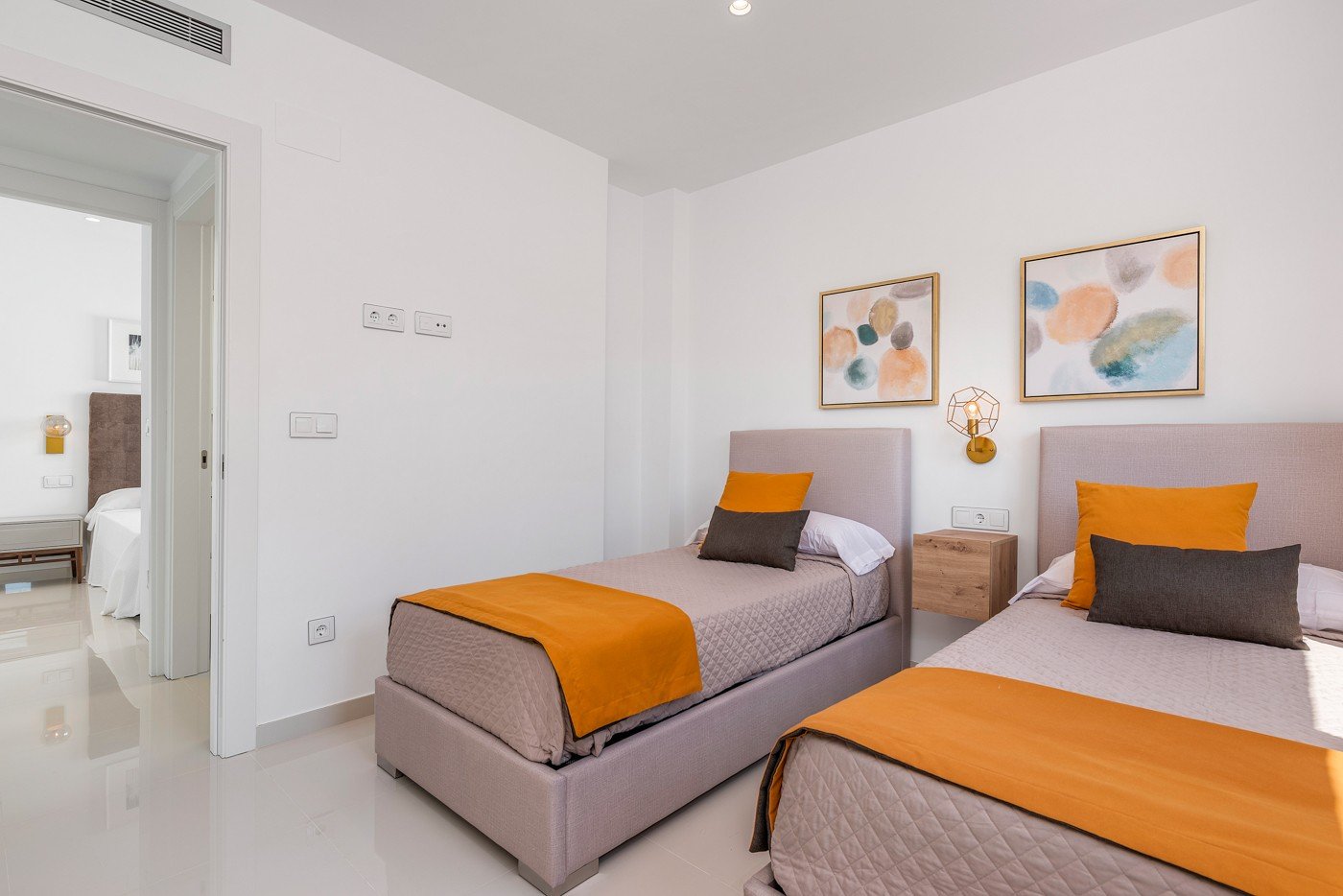 Stellen Sie sich vor, Sie würden jeden Tag in dieser beeindruckenden, neu erbauten Villa aufwachen, die sich in einer der exklusivsten und ruhigsten