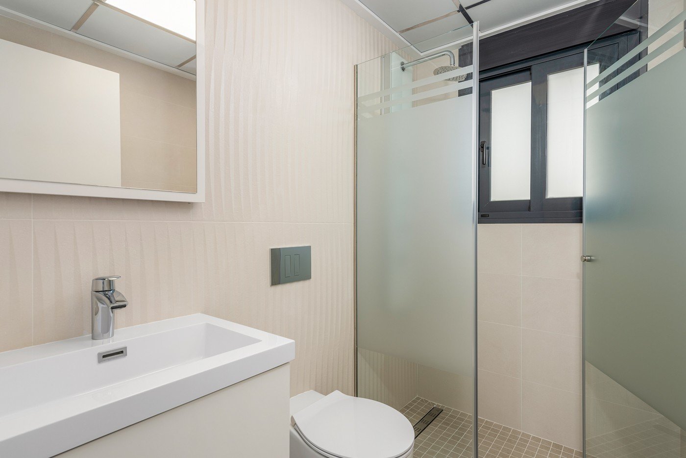 Stellen Sie sich vor, Sie würden jeden Tag in dieser beeindruckenden, neu erbauten Villa aufwachen, die sich in einer der exklusivsten und ruhigsten