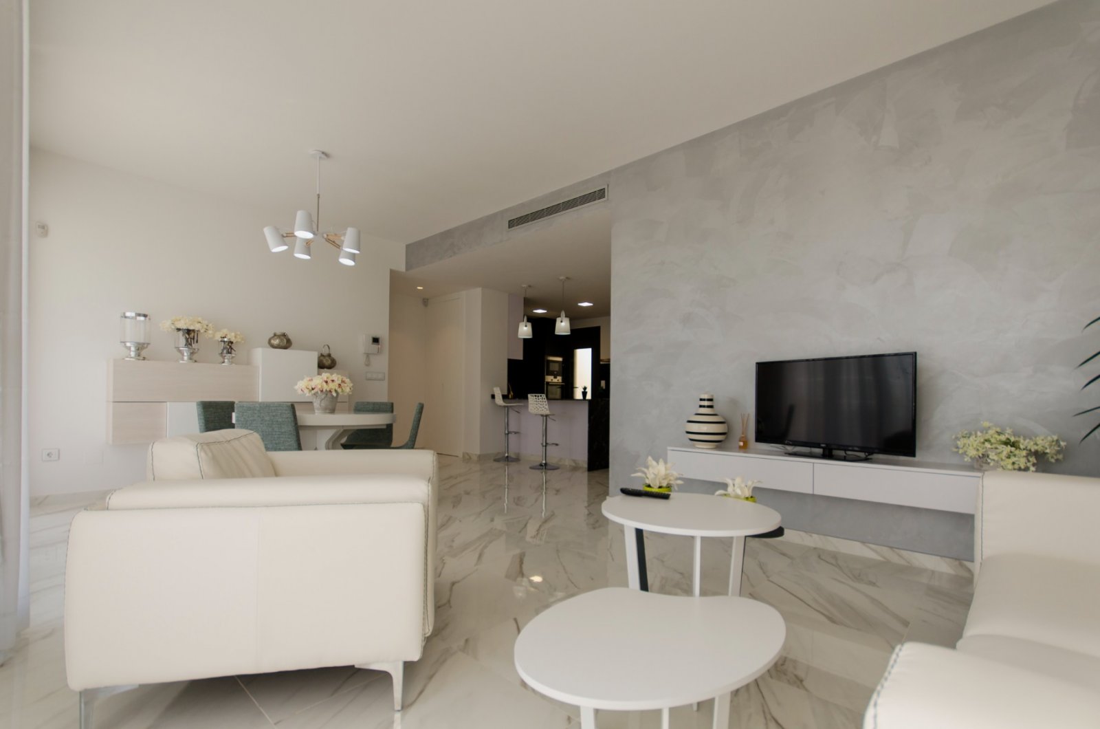  Stellen Sie sich vor, Sie würden jeden Tag in dieser beeindruckenden, neu erbauten Villa aufwachen, die sich in einer der exklusivsten und ruhigsten 