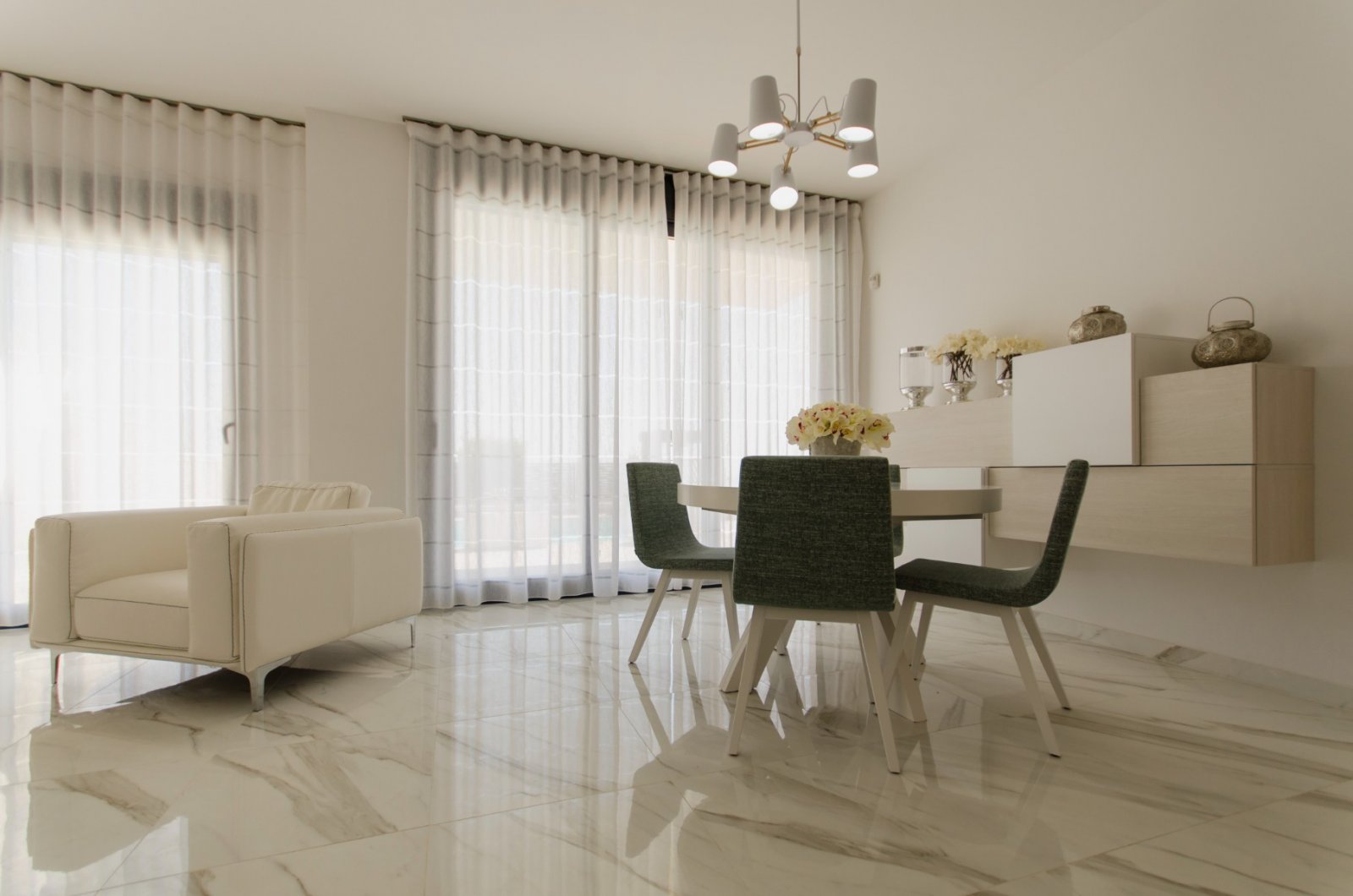  Stellen Sie sich vor, Sie würden jeden Tag in dieser beeindruckenden, neu erbauten Villa aufwachen, die sich in einer der exklusivsten und ruhigsten 