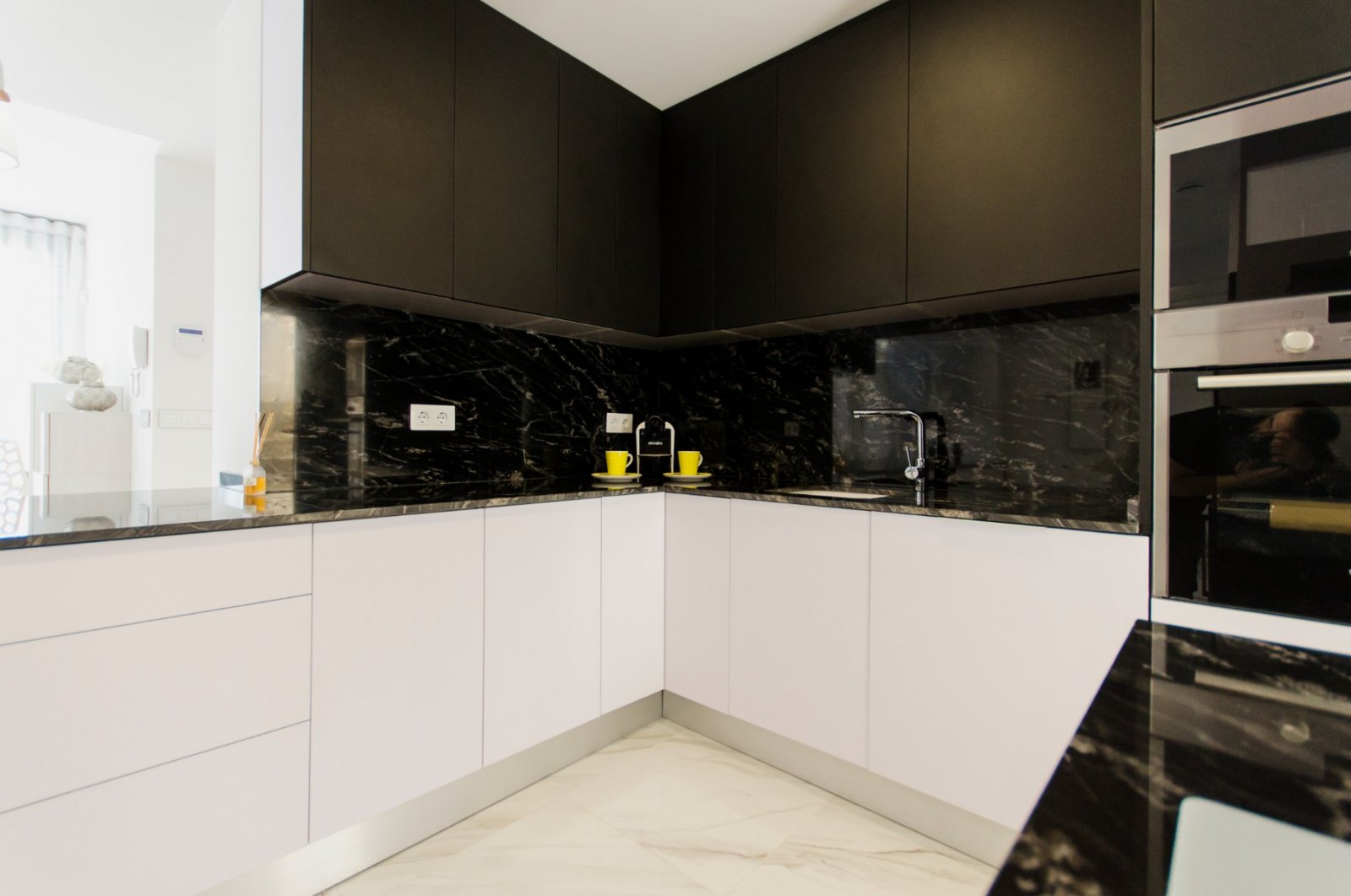  Stellen Sie sich vor, Sie würden jeden Tag in dieser beeindruckenden, neu erbauten Villa aufwachen, die sich in einer der exklusivsten und ruhigsten 