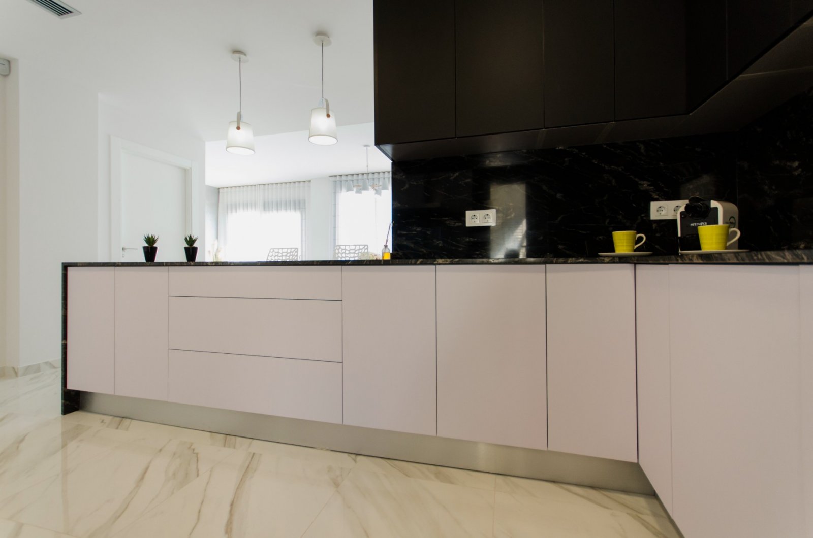  Stellen Sie sich vor, Sie würden jeden Tag in dieser beeindruckenden, neu erbauten Villa aufwachen, die sich in einer der exklusivsten und ruhigsten 