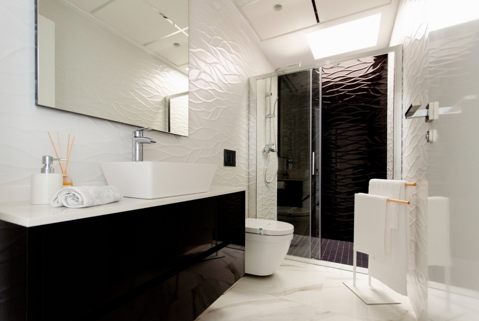  Stellen Sie sich vor, Sie würden jeden Tag in dieser beeindruckenden, neu erbauten Villa aufwachen, die sich in einer der exklusivsten und ruhigsten 