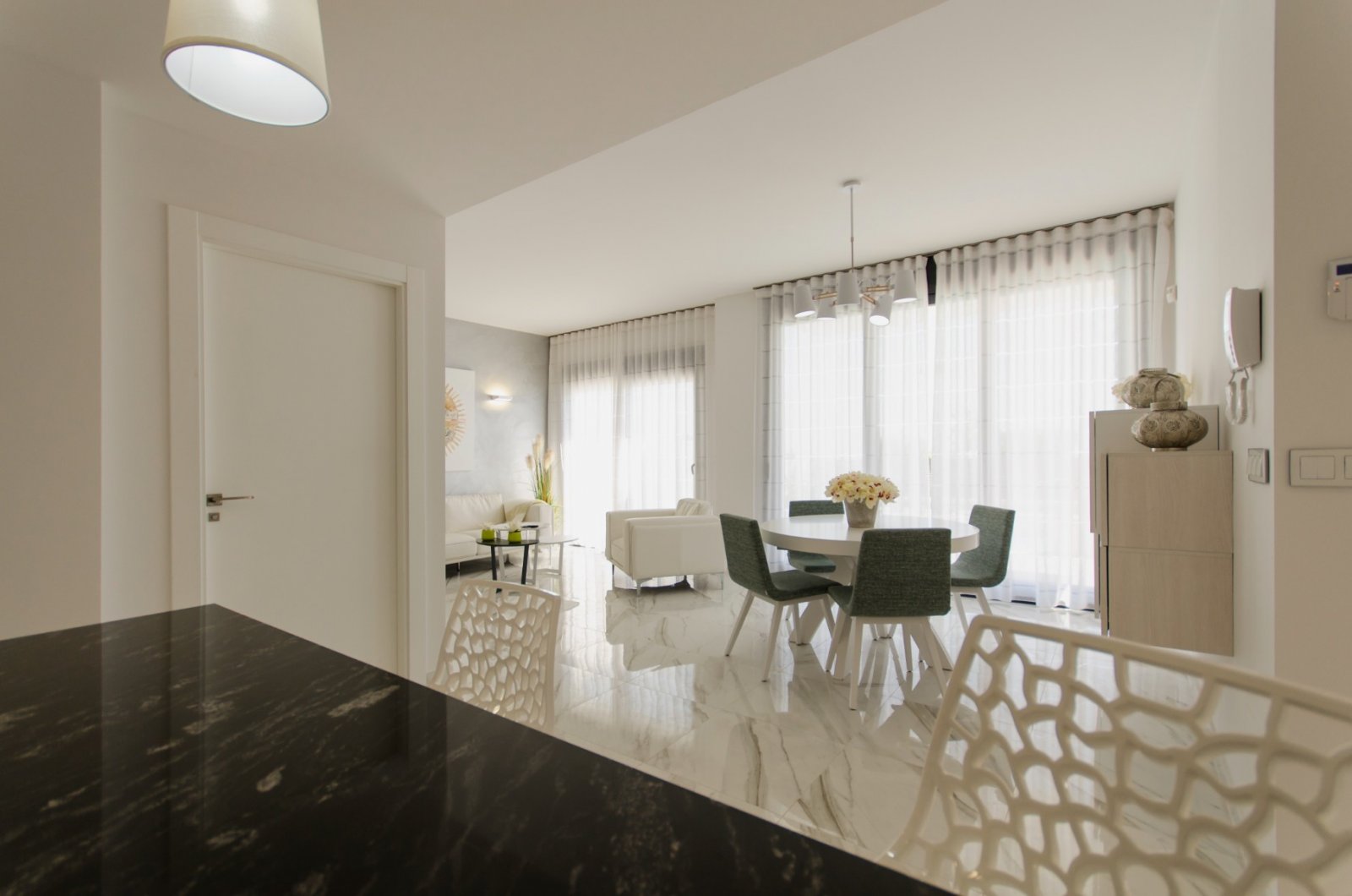 Stellen Sie sich vor, Sie würden jeden Tag in dieser beeindruckenden, neu erbauten Villa aufwachen, die sich in einer der exklusivsten und ruhigsten