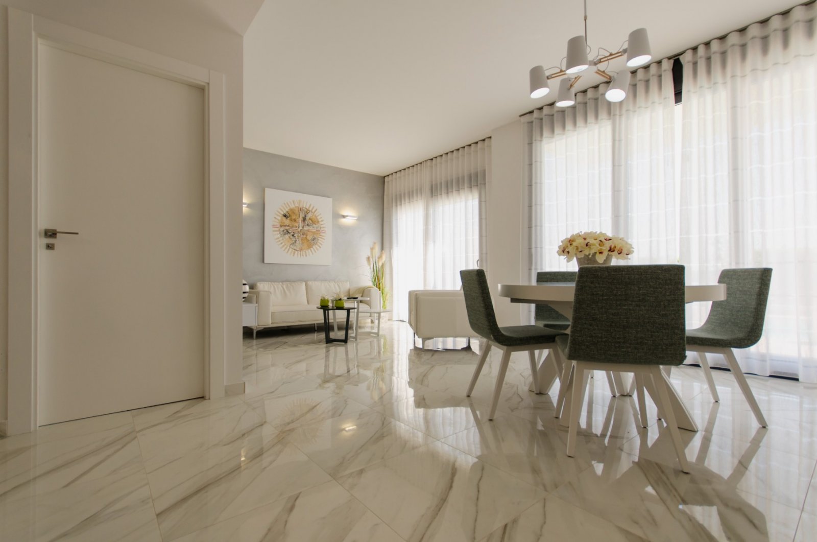 Stellen Sie sich vor, Sie würden jeden Tag in dieser beeindruckenden, neu erbauten Villa aufwachen, die sich in einer der exklusivsten und ruhigsten