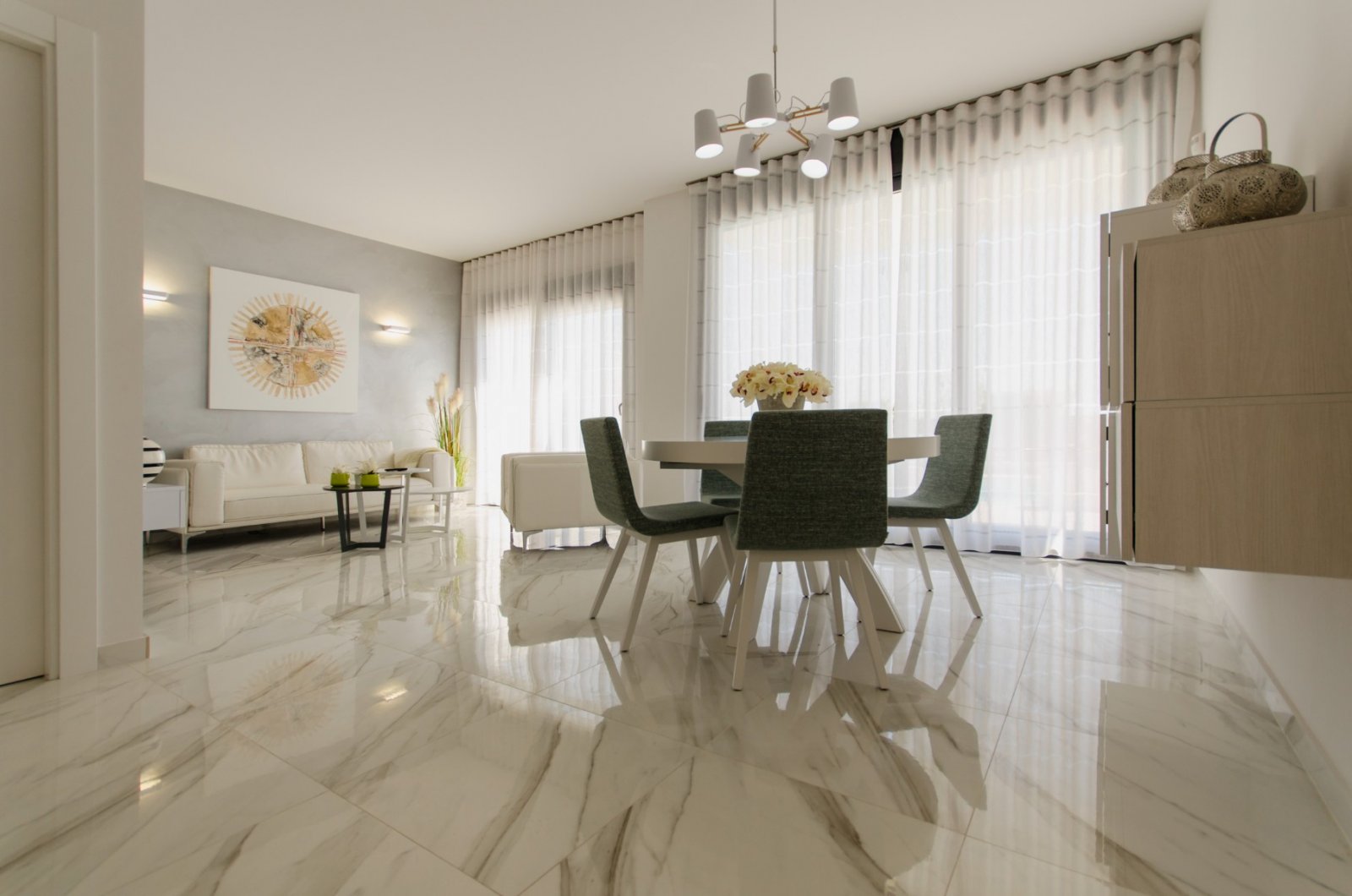 Stellen Sie sich vor, Sie würden jeden Tag in dieser beeindruckenden, neu erbauten Villa aufwachen, die sich in einer der exklusivsten und ruhigsten