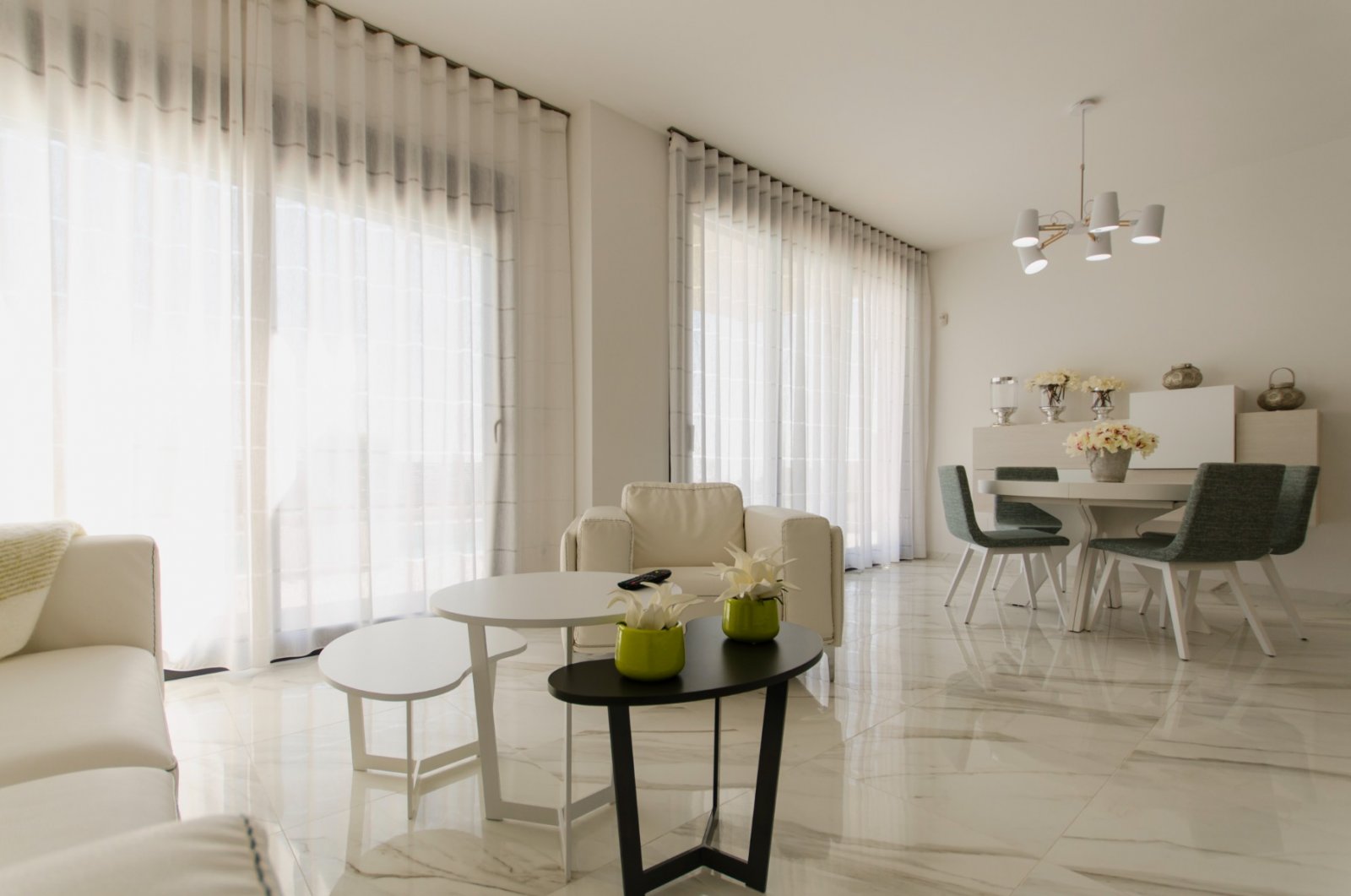 Stellen Sie sich vor, Sie würden jeden Tag in dieser beeindruckenden, neu erbauten Villa aufwachen, die sich in einer der exklusivsten und ruhigsten