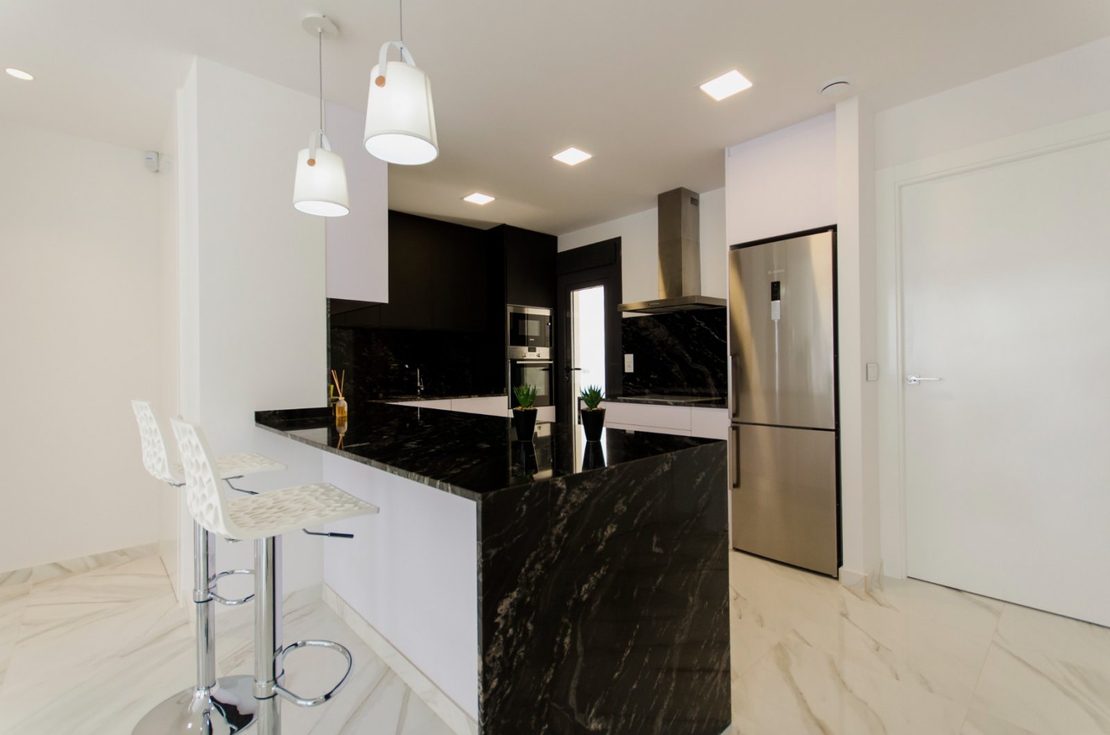 Stellen Sie sich vor, Sie würden jeden Tag in dieser beeindruckenden, neu erbauten Villa aufwachen, die sich in einer der exklusivsten und ruhigsten