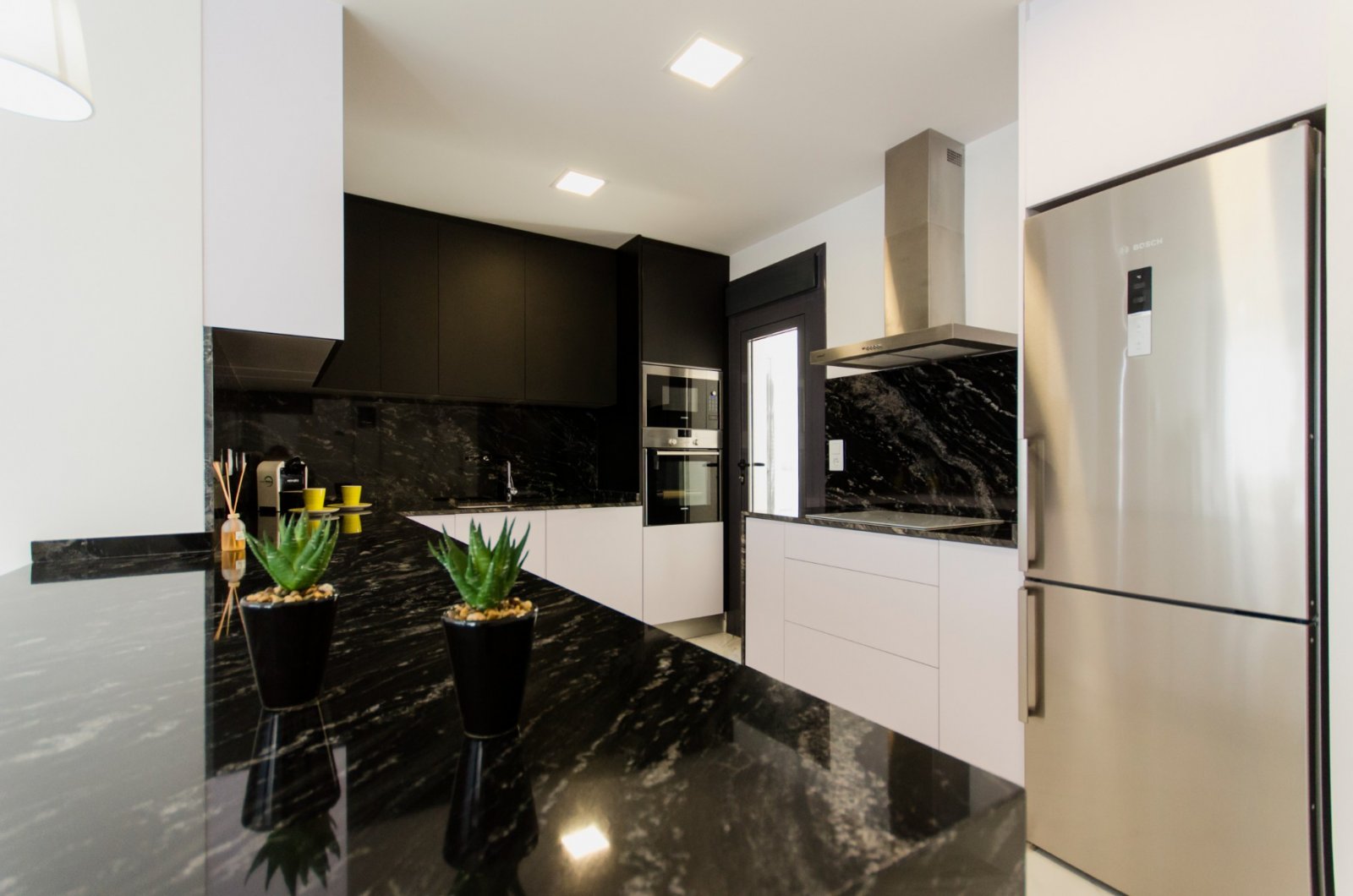 Stellen Sie sich vor, Sie würden jeden Tag in dieser beeindruckenden, neu erbauten Villa aufwachen, die sich in einer der exklusivsten und ruhigsten