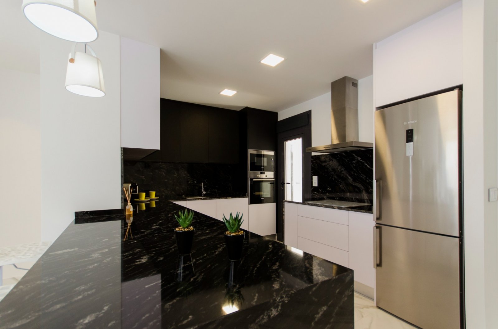 Stellen Sie sich vor, Sie würden jeden Tag in dieser beeindruckenden, neu erbauten Villa aufwachen, die sich in einer der exklusivsten und ruhigsten