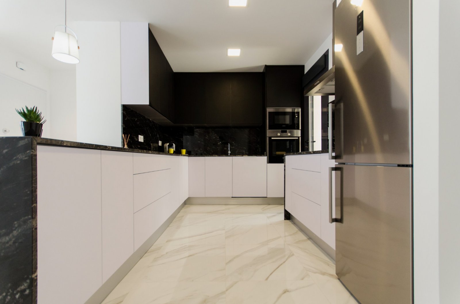 Stellen Sie sich vor, Sie würden jeden Tag in dieser beeindruckenden, neu erbauten Villa aufwachen, die sich in einer der exklusivsten und ruhigsten