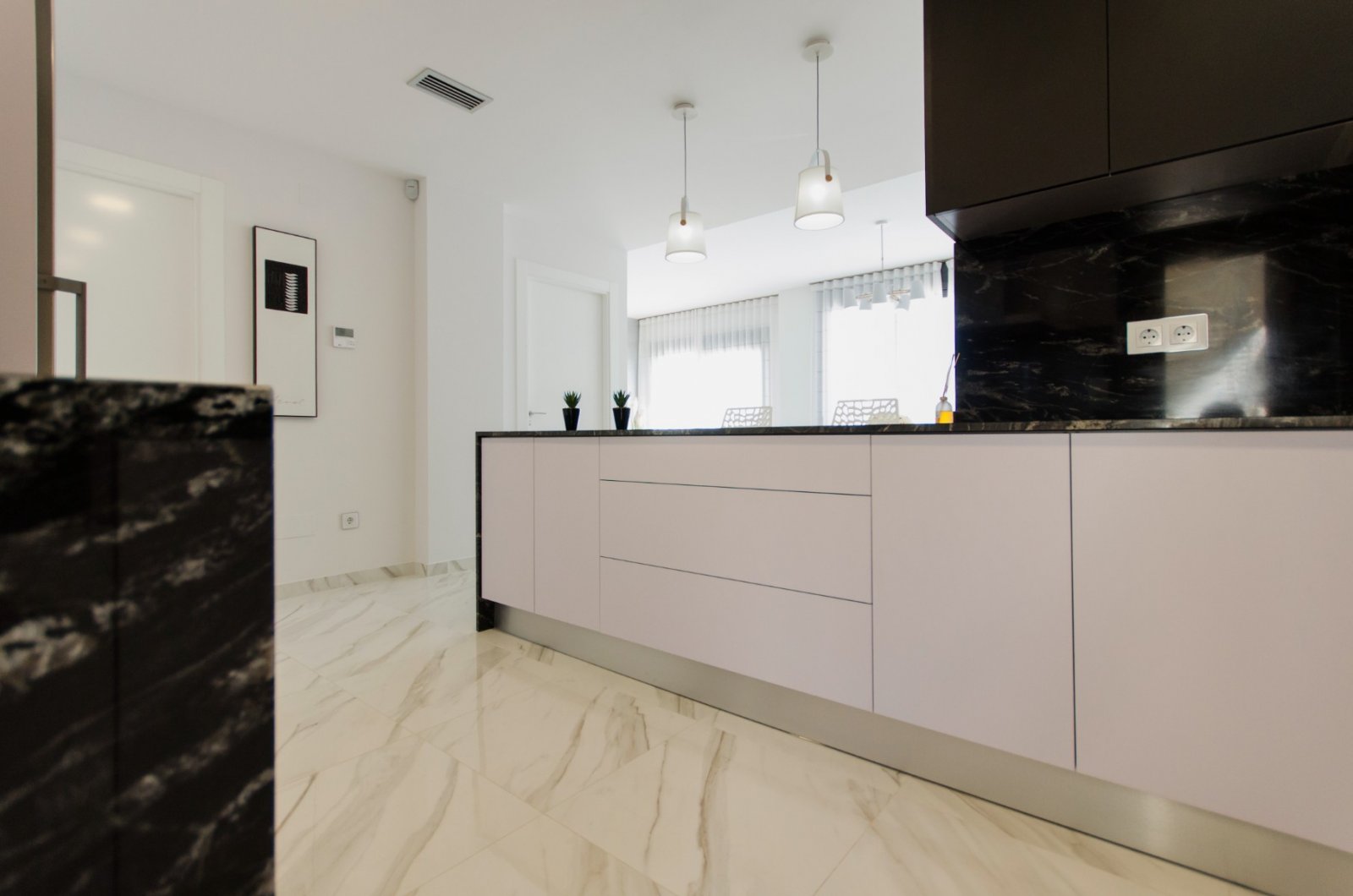 Stellen Sie sich vor, Sie würden jeden Tag in dieser beeindruckenden, neu erbauten Villa aufwachen, die sich in einer der exklusivsten und ruhigsten