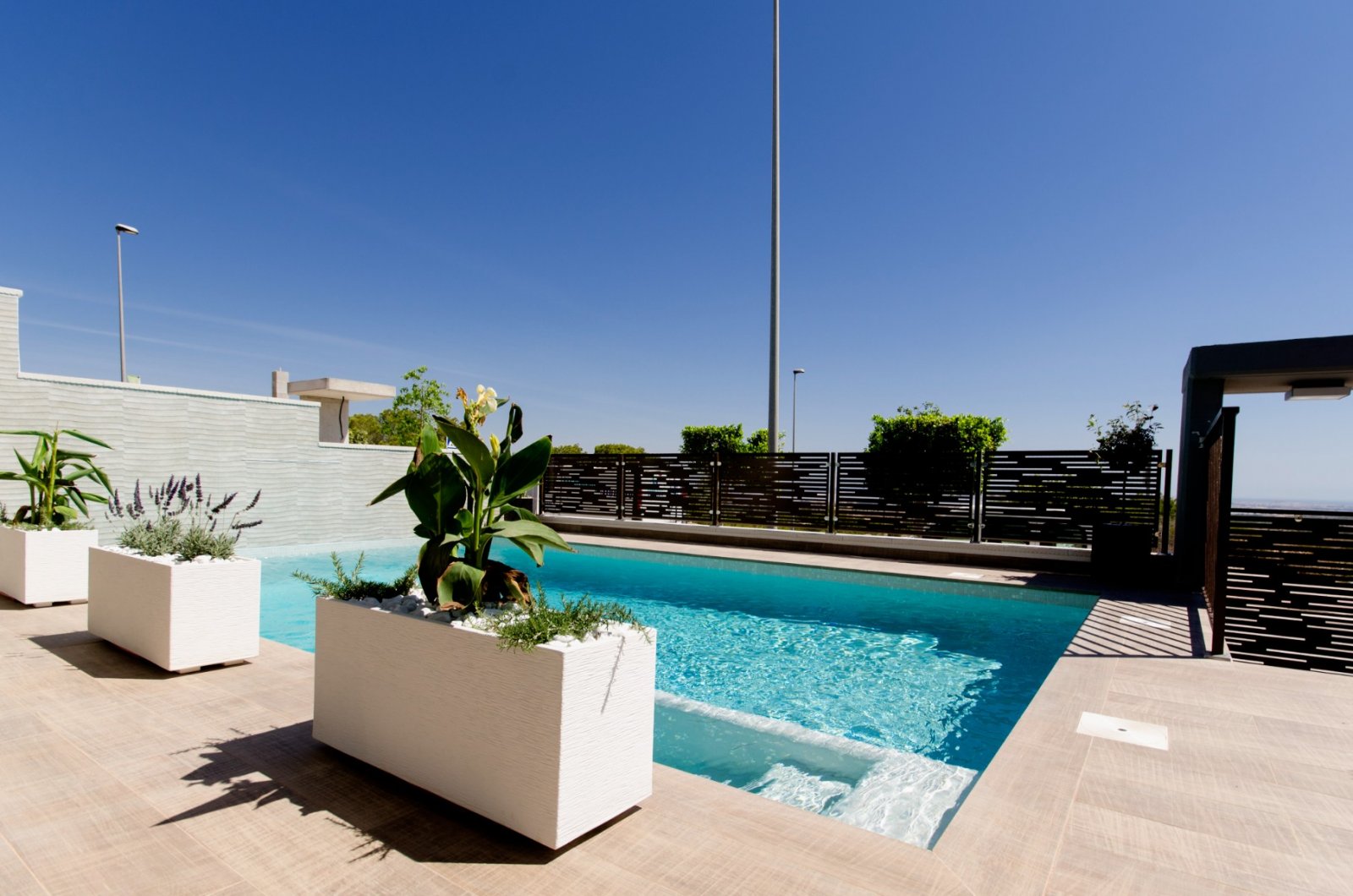 Stellen Sie sich vor, Sie würden jeden Tag in dieser beeindruckenden, neu erbauten Villa aufwachen, die sich in einer der exklusivsten und ruhigsten