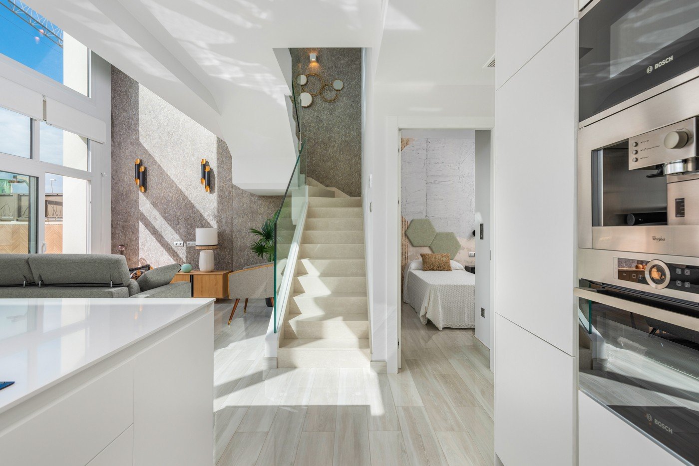 Stellen Sie sich vor, Sie würden jeden Tag in dieser beeindruckenden, neu erbauten Villa aufwachen, die sich in einer der exklusivsten und ruhigsten