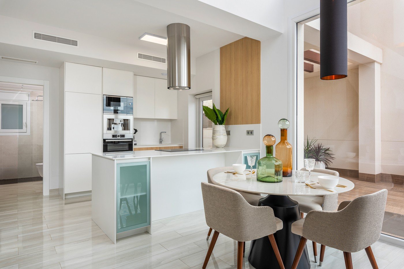 Stellen Sie sich vor, Sie würden jeden Tag in dieser beeindruckenden, neu erbauten Villa aufwachen, die sich in einer der exklusivsten und ruhigsten