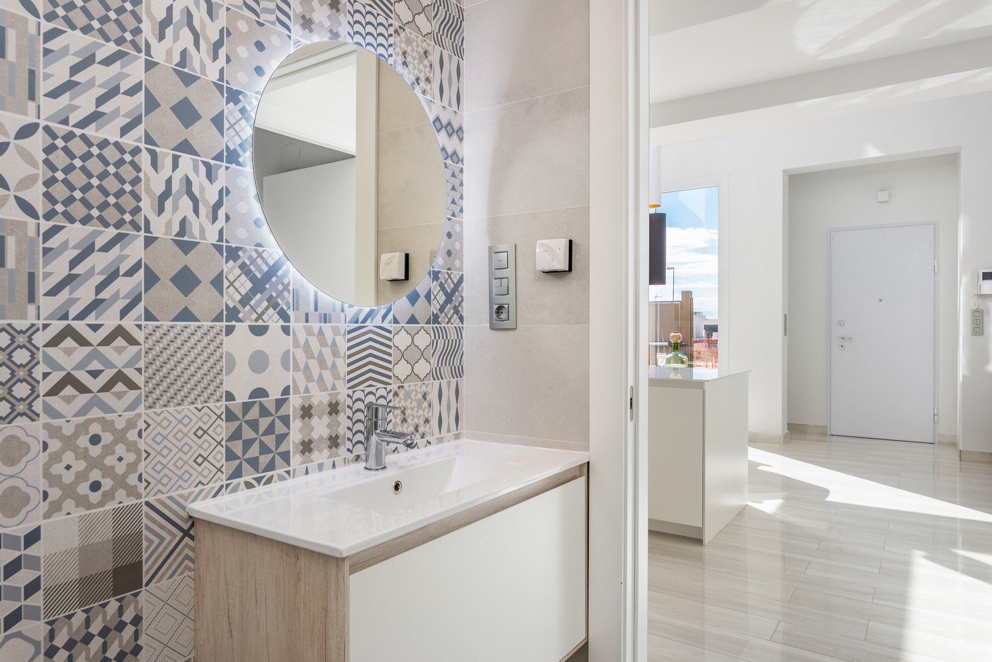 Stellen Sie sich vor, Sie würden jeden Tag in dieser beeindruckenden, neu erbauten Villa aufwachen, die sich in einer der exklusivsten und ruhigsten