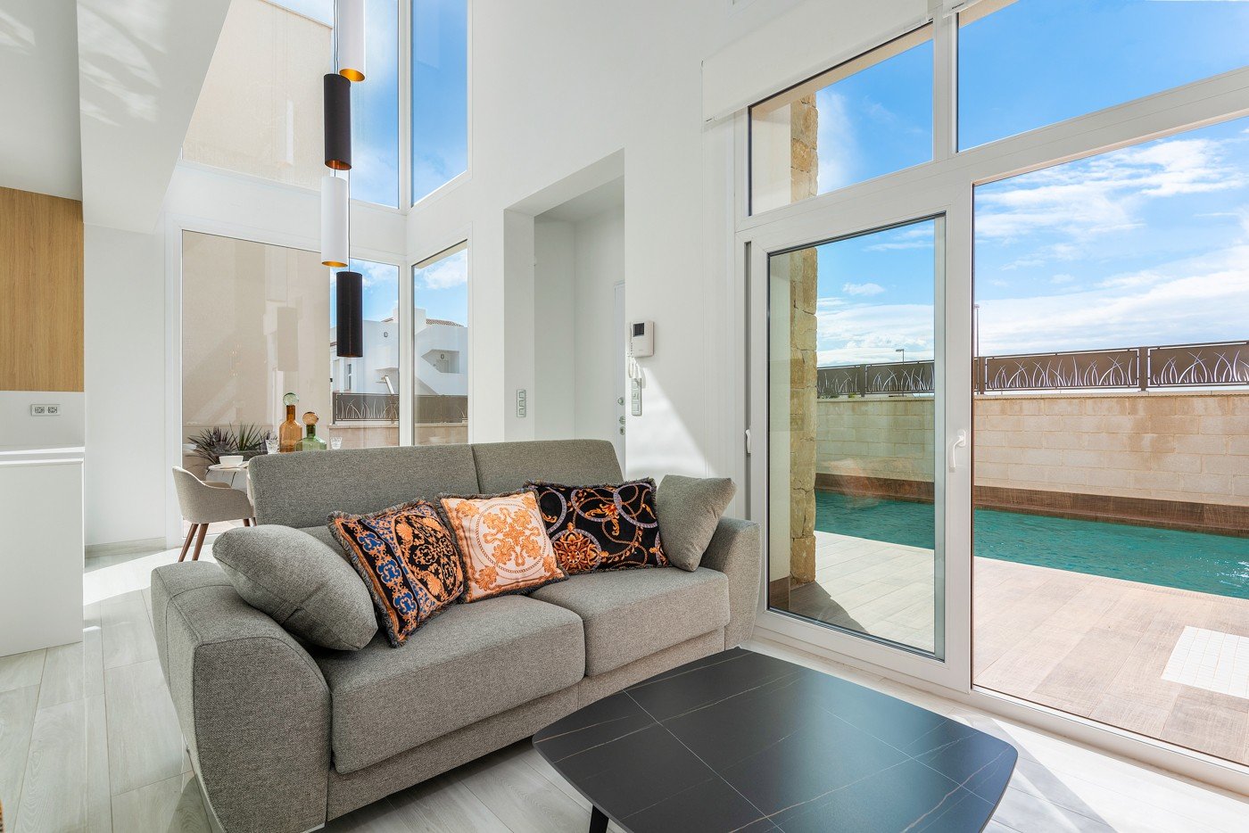  Stellen Sie sich vor, Sie würden jeden Tag in dieser beeindruckenden, neu erbauten Villa aufwachen, die sich in einer der exklusivsten und ruhigsten 