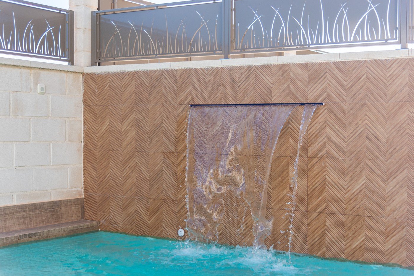  Stellen Sie sich vor, Sie würden jeden Tag in dieser beeindruckenden, neu erbauten Villa aufwachen, die sich in einer der exklusivsten und ruhigsten 