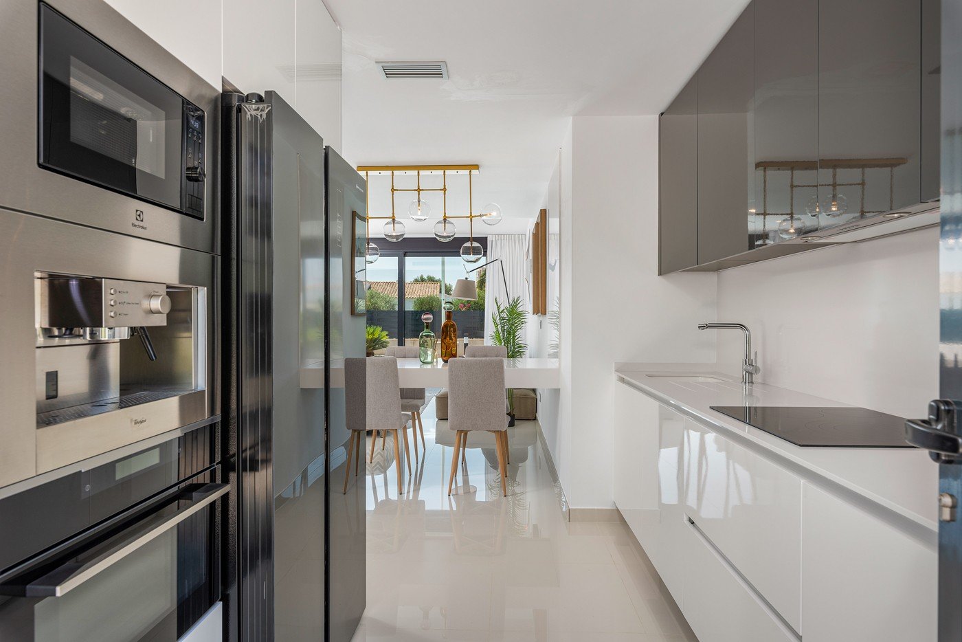  Stellen Sie sich vor, Sie würden jeden Tag in dieser beeindruckenden, neu erbauten Villa aufwachen, die sich in einer der exklusivsten und ruhigsten 