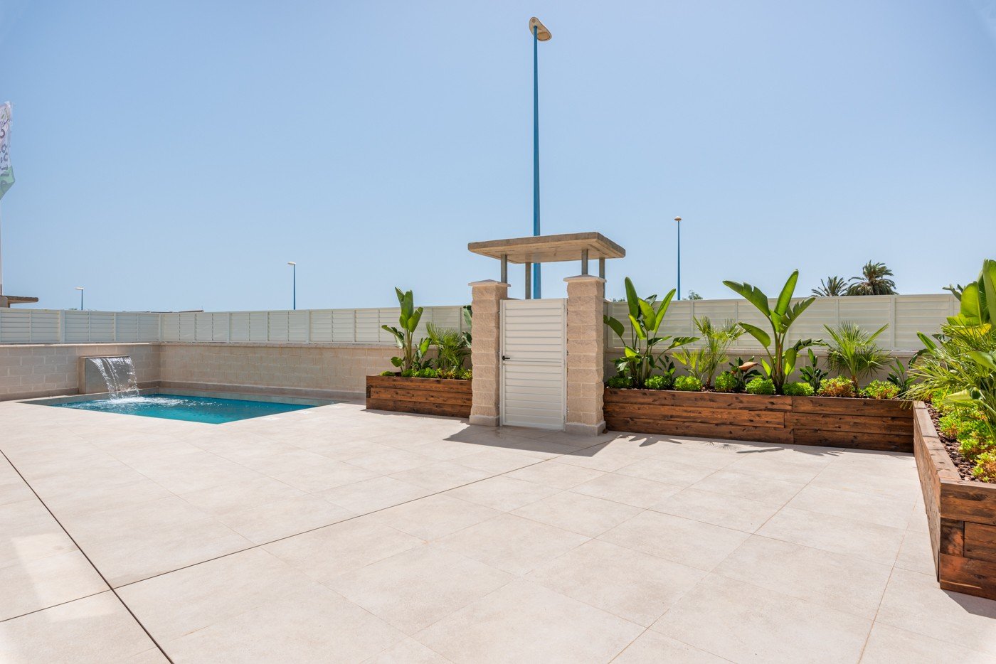 Die Villa Laguna Azul im prestigeträchtigen Residencial Monte Carmelo de Vera in Almería ist die perfekte Kombination aus modernem Design, Komfort un