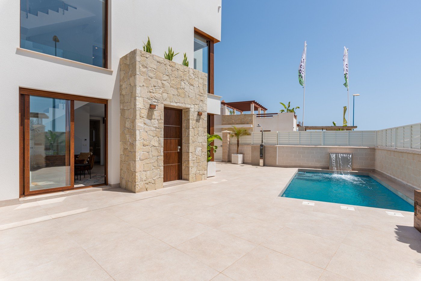 Die Villa Laguna Azul im prestigeträchtigen Residencial Monte Carmelo de Vera in Almería ist die perfekte Kombination aus modernem Design, Komfort un