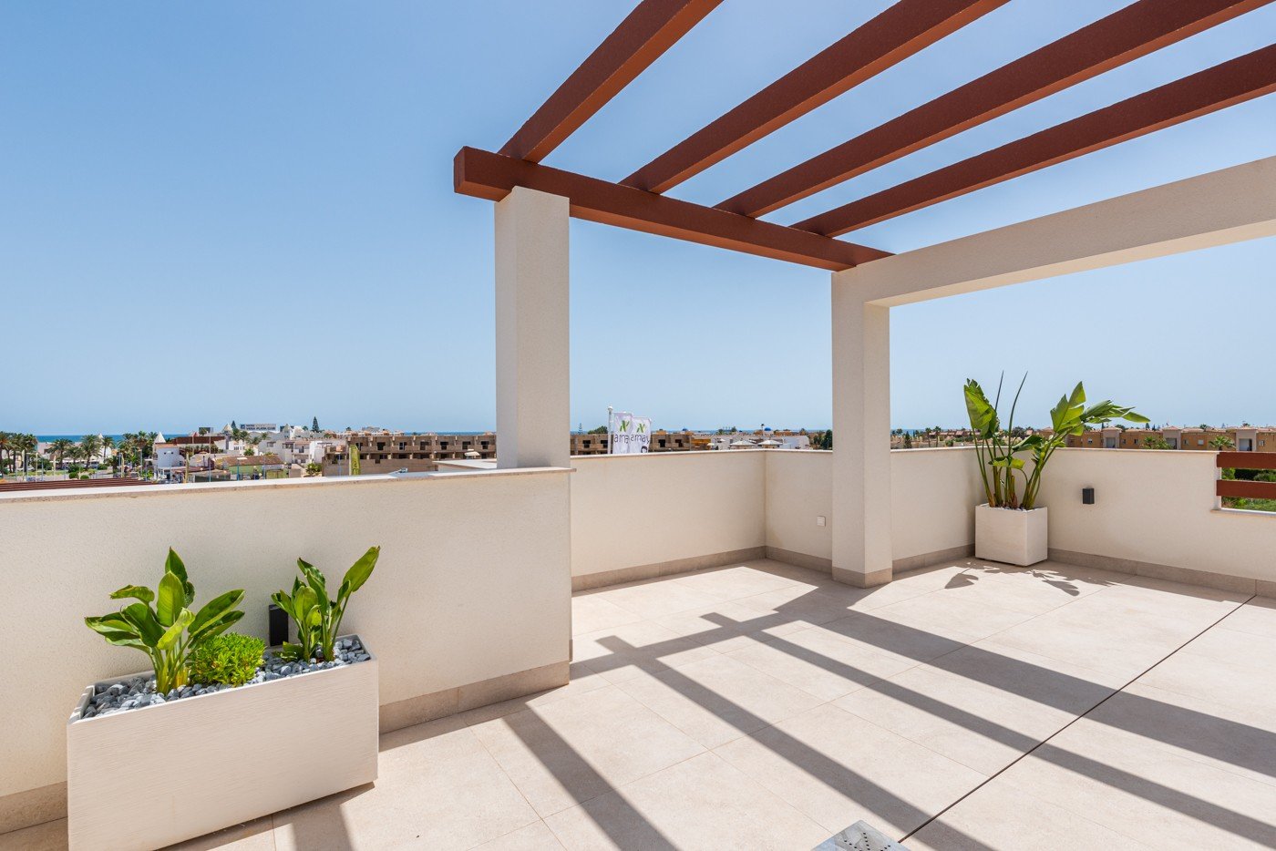 Die Villa Laguna Azul im prestigeträchtigen Residencial Monte Carmelo de Vera in Almería ist die perfekte Kombination aus modernem Design, Komfort un