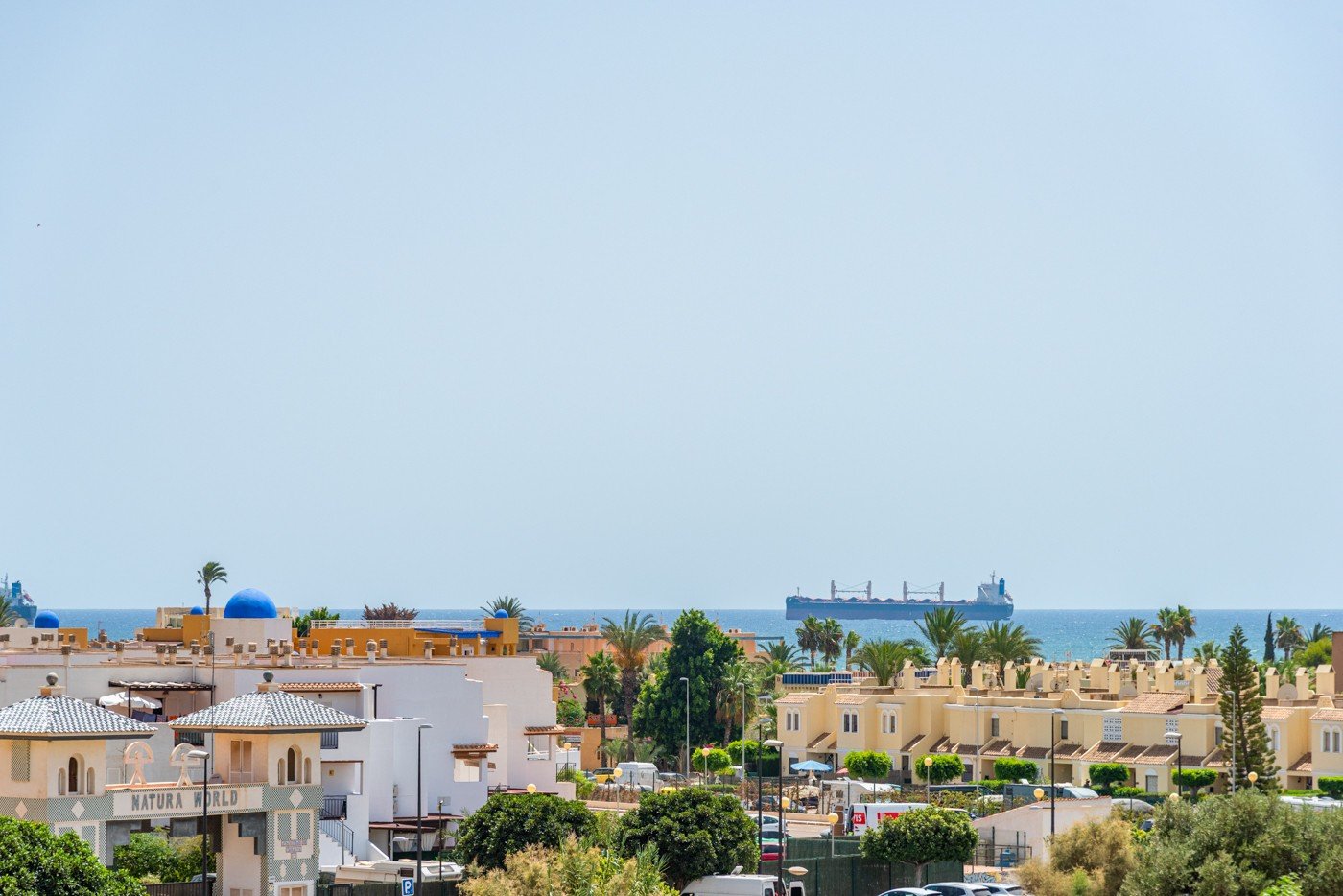 Die Villa Laguna Azul im prestigeträchtigen Residencial Monte Carmelo de Vera in Almería ist die perfekte Kombination aus modernem Design, Komfort un