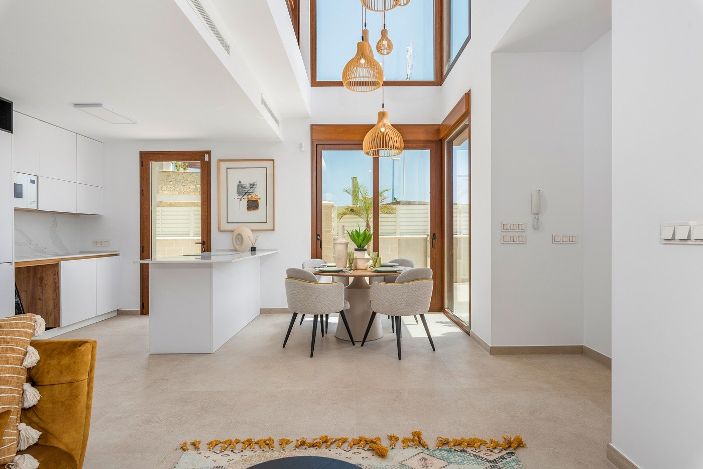 Die Villa Laguna Azul im prestigeträchtigen Residencial Monte Carmelo de Vera in Almería ist die perfekte Kombination aus modernem Design, Komfort un